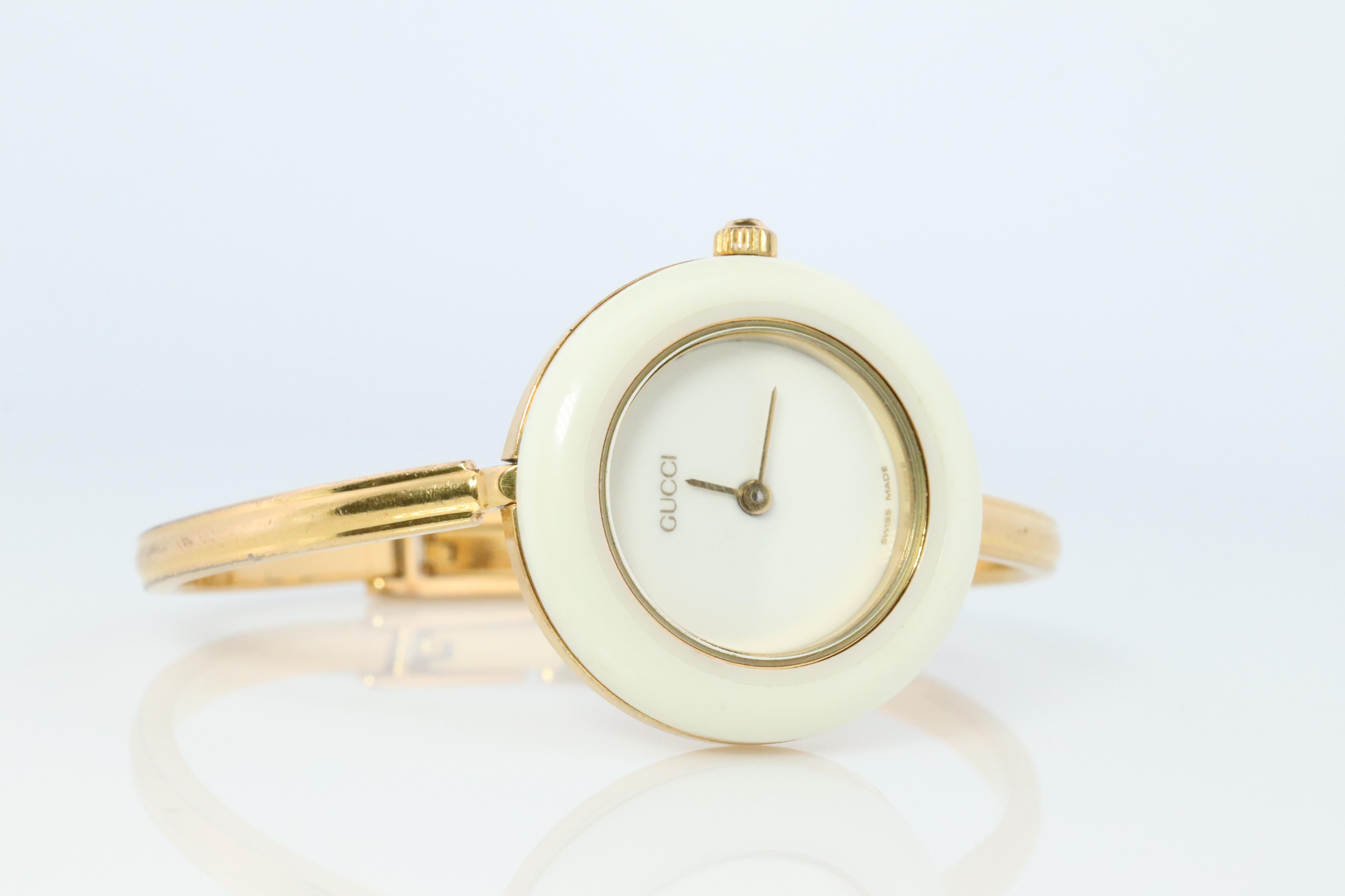 Genuine Gucci Watch.

11/12.2 Reference number.

Gold Tone with interchangeable bezels.

Original Box Included

Condition: New battery. Comes with original box and original bezels. Please review photos for colors.


Details:
26mm round Case
5.75in