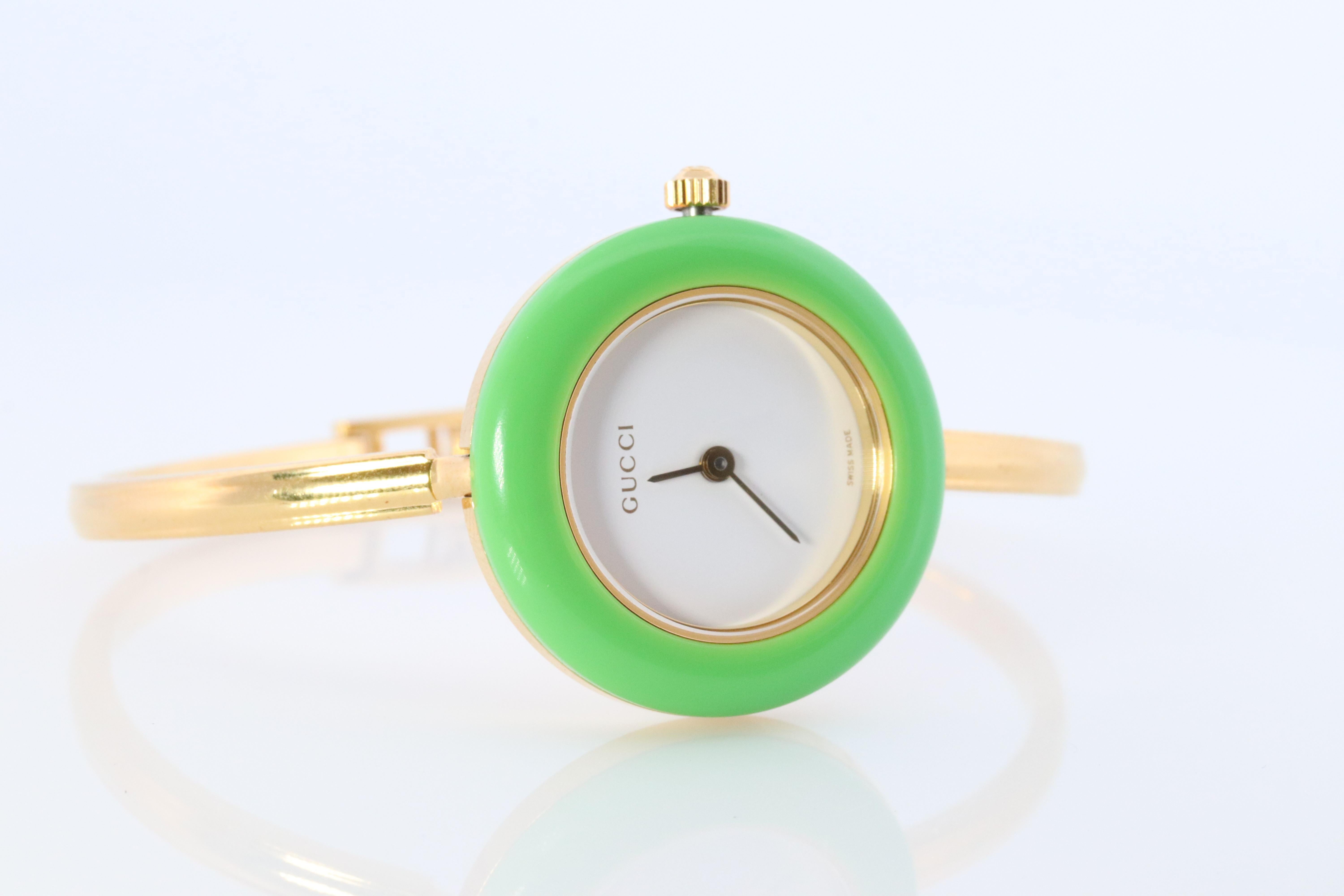 Vintage GUCCI Quartz 11/12.2  Watch. Gucci Ladies Bangle Interchange Bezel watch In Good Condition In Port Charlotte, FL