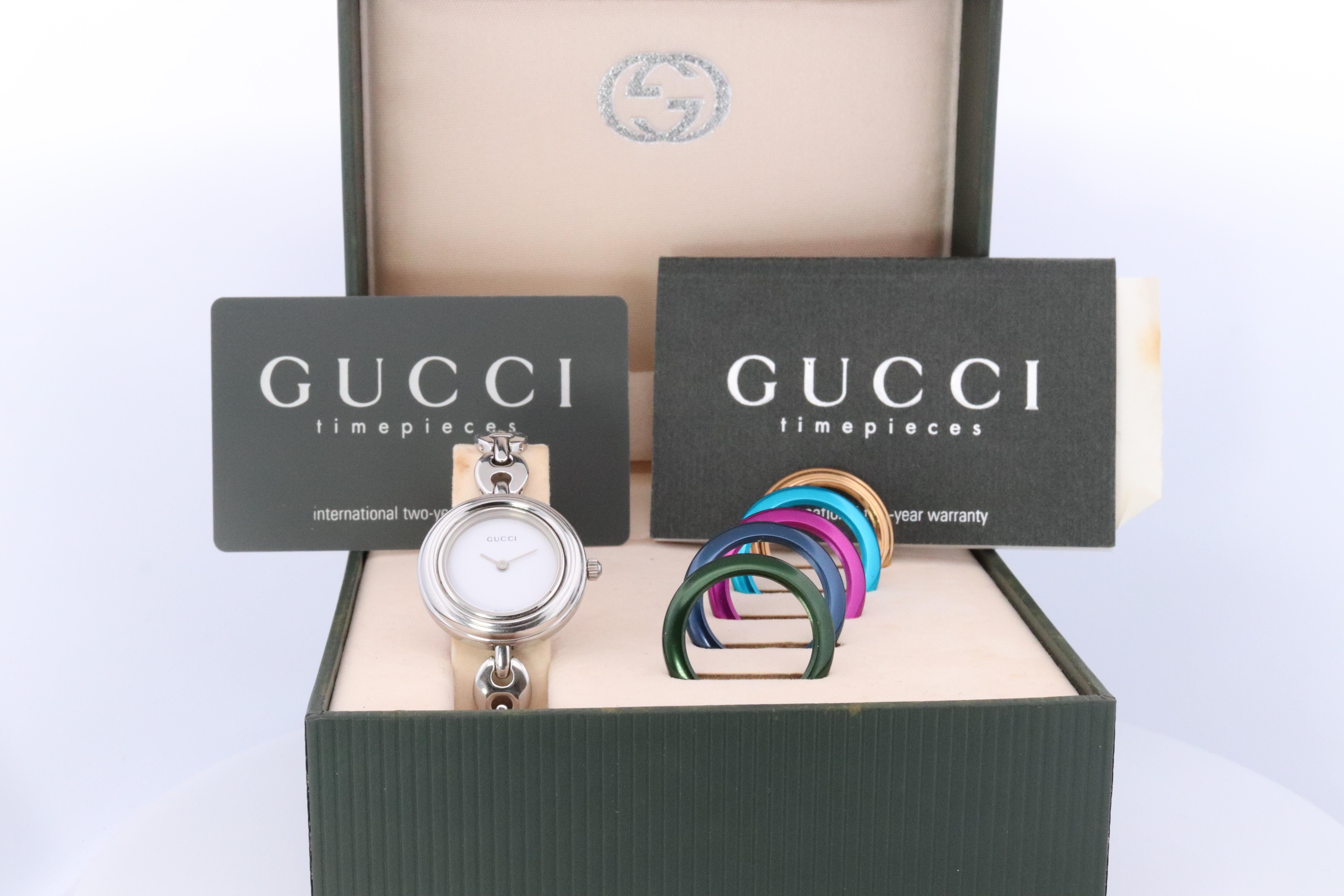 Echte Gucci Uhr mit Originalbox, Garantiekarte und Papieren

11/12.2L Referenznummer.

Silver White Tone mit austauschbaren Lünetten.

Gucci Gliederarmband. 

Zustand: Neue Batterie. Original Box. Original-Papierkram. Im Bild.


Einzelheiten:
26mm