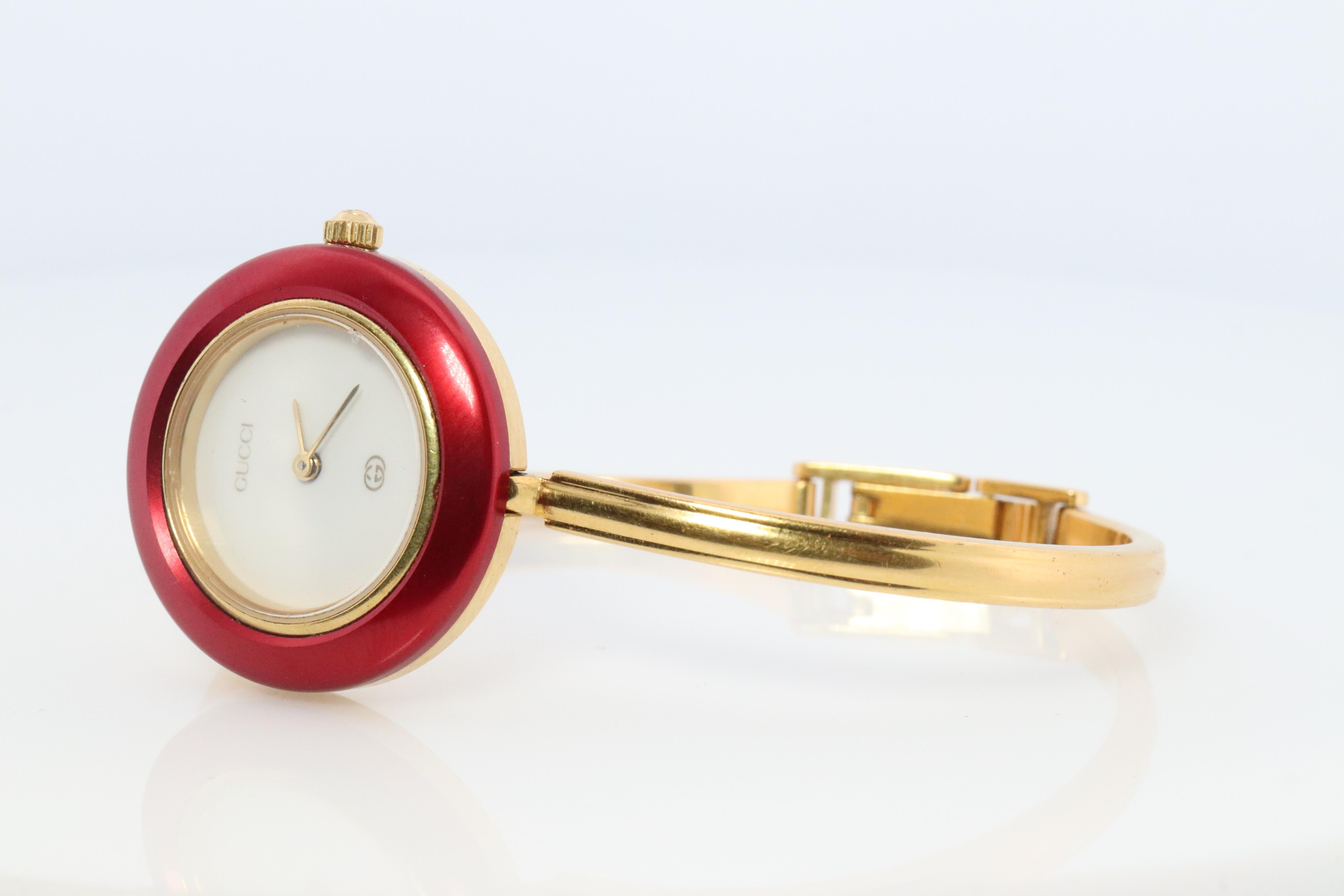 Echte Gucci Uhr.

1100-L Referenznummer.

Gold-Ton mit austauschbaren Lünetten.

ORIGINAL BOX mit Originalpapieren 


Zustand: Neue Batterie. Originalgehäuse. Originale Papiere.


Einzelheiten:
26mm rund Gehäuse