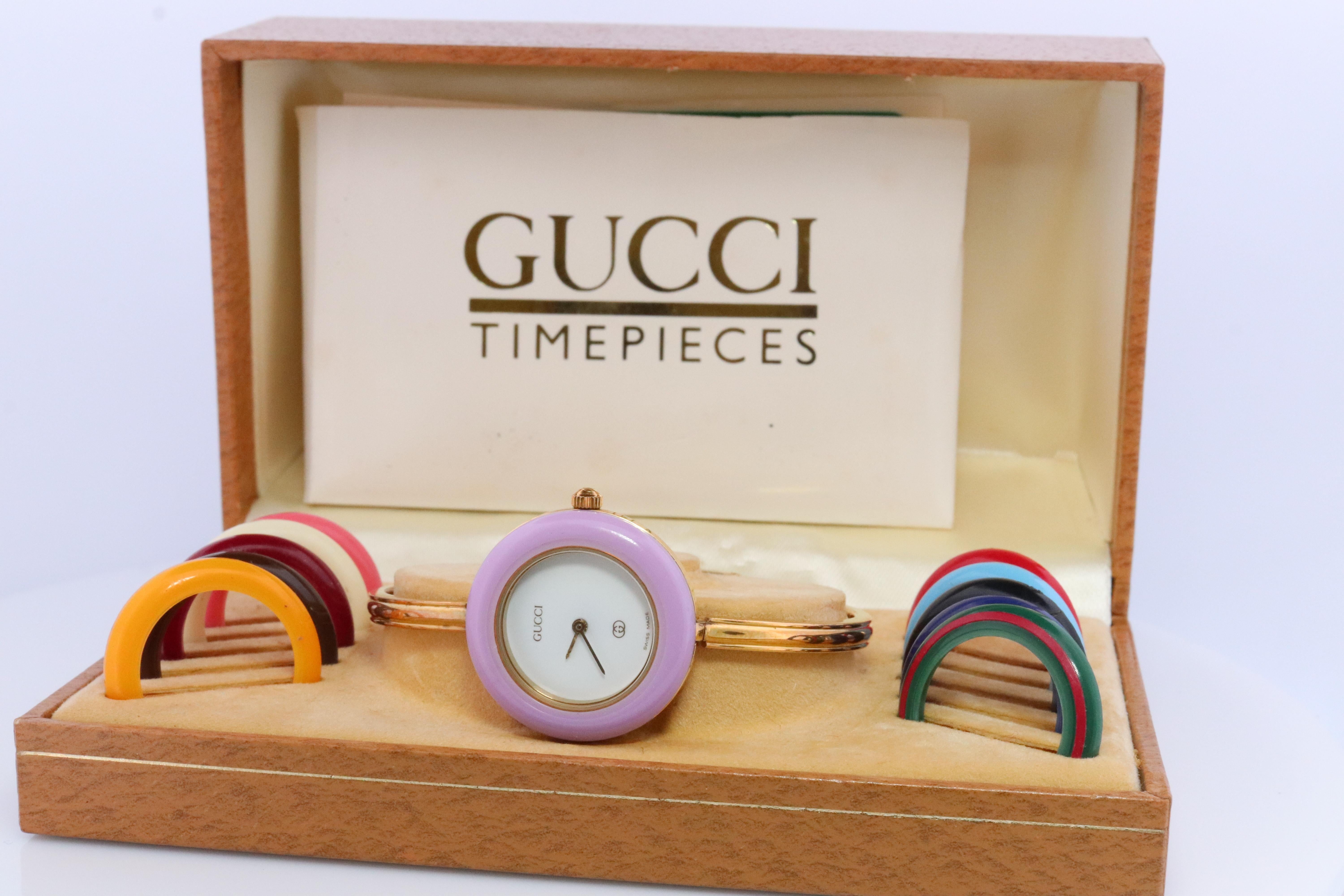 Genuine Gucci Watch.

1100-L Reference number.

Gold Tone with interchangeable bezels.

ORIGINAL BOX with PAPERS


Condition: New battery. Original case.


Details:
26mm round Case