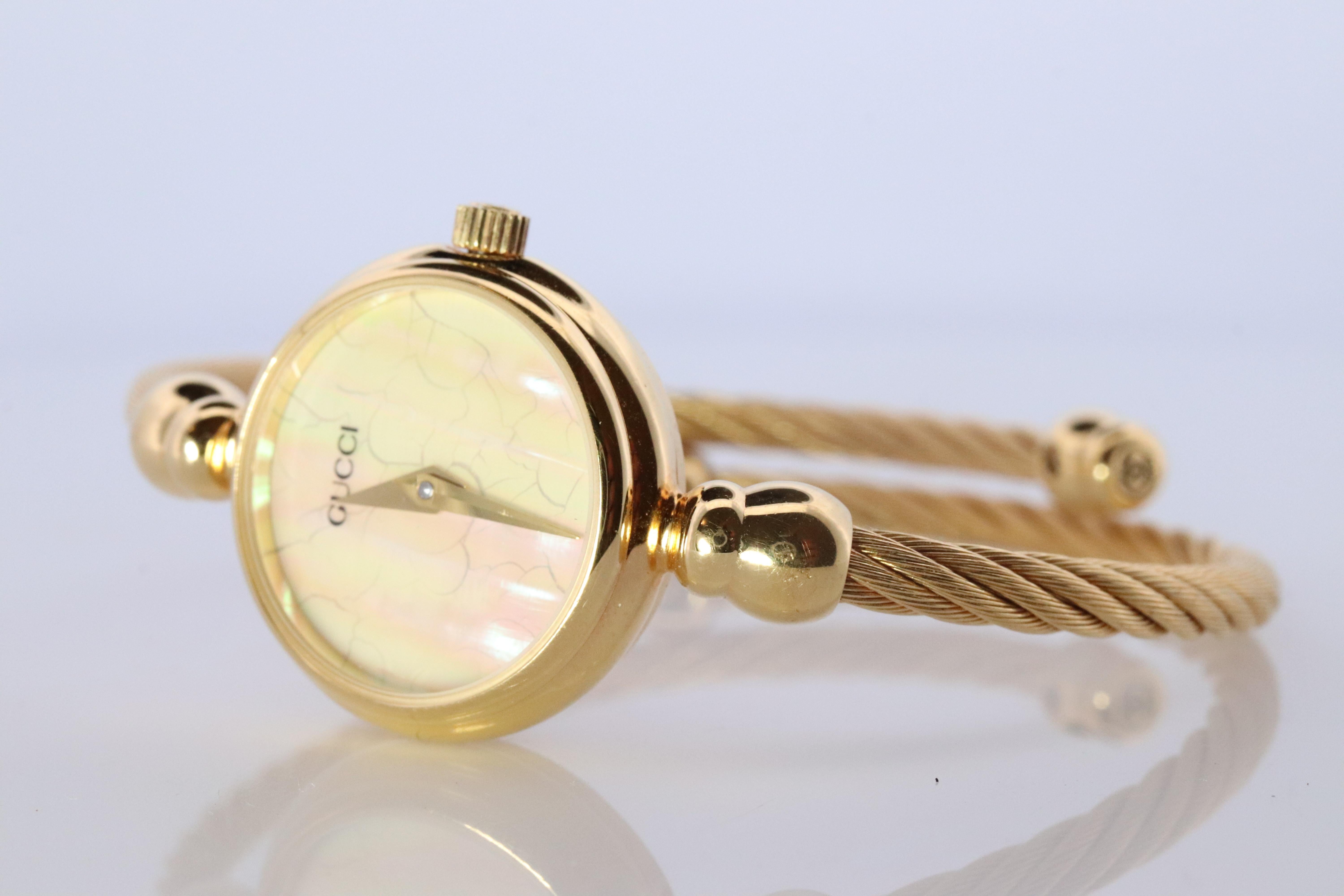 Women's Vintage GUCCI Quartz 2700.2.L  Watch. Gucci Ladies Bangle Gold Tone Dial. For Sale