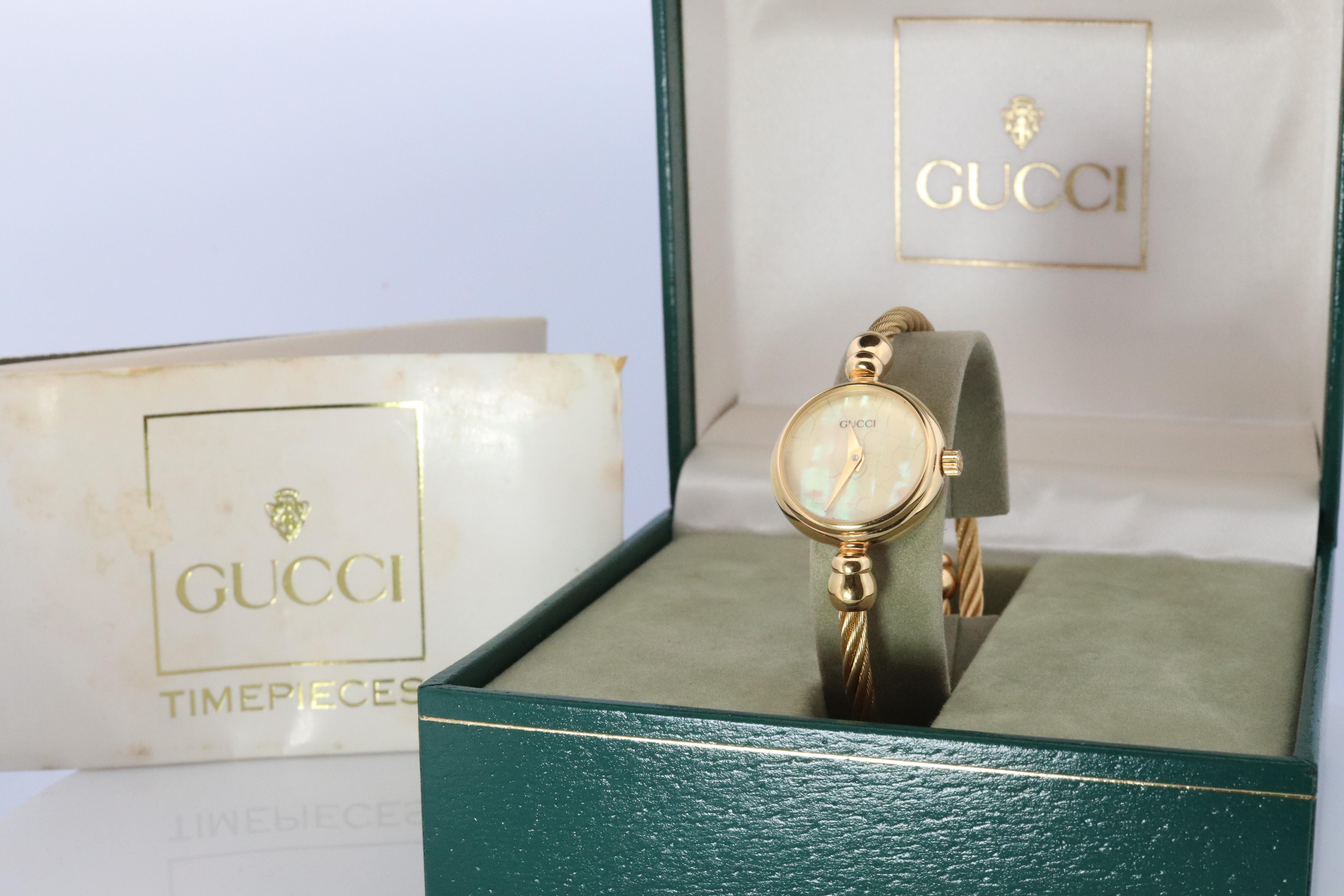 Vintage GUCCI Quartz 2700.2.L  Watch. Gucci Ladies Bangle Gold Tone Dial. For Sale 4