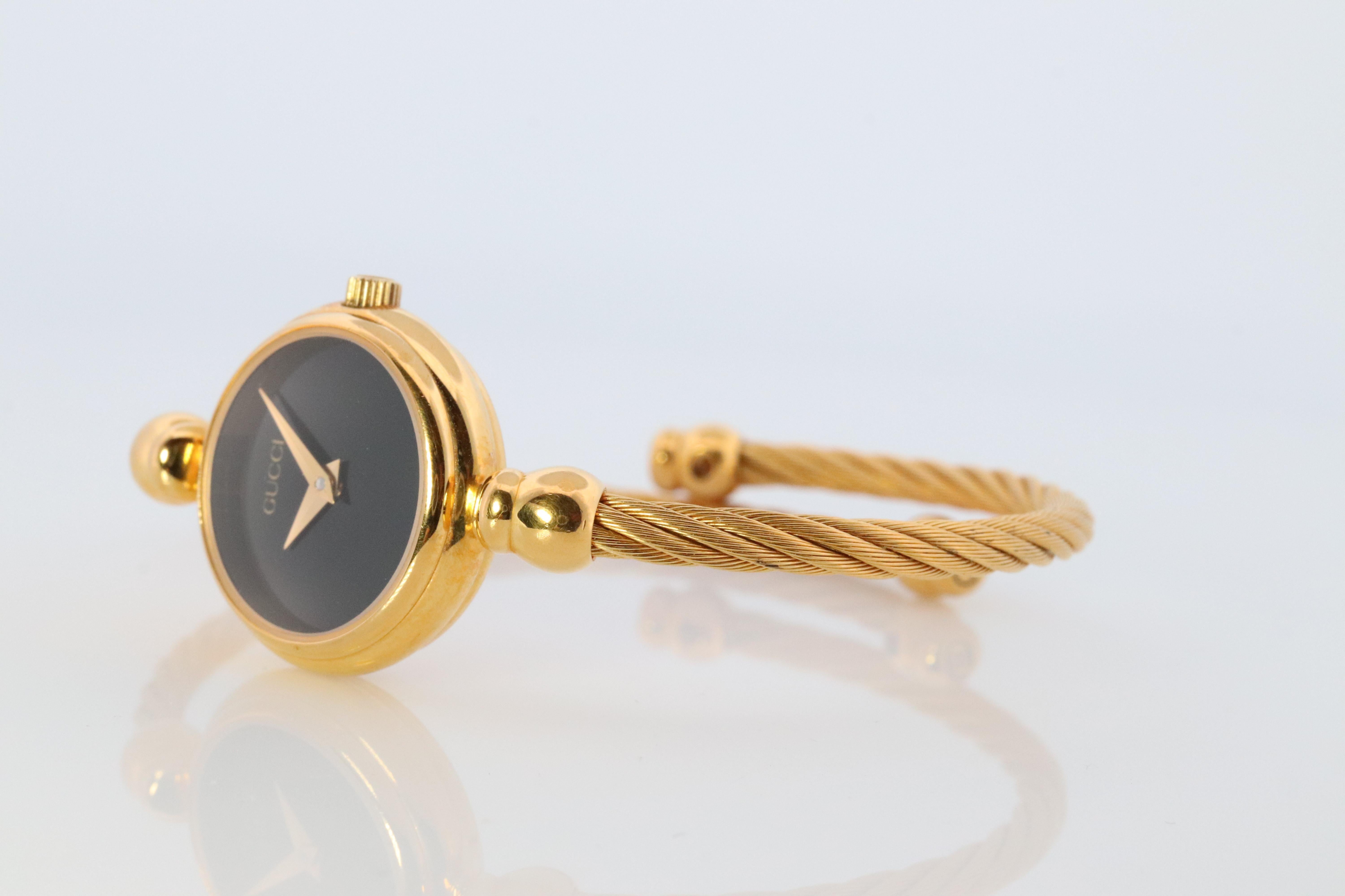 Echte Gucci Uhr.

2700.2.L Referenznummer.

Gold-Ton 

Zustand: Neue Batterie. 

Einzelheiten:
20mm rund Gehäuse