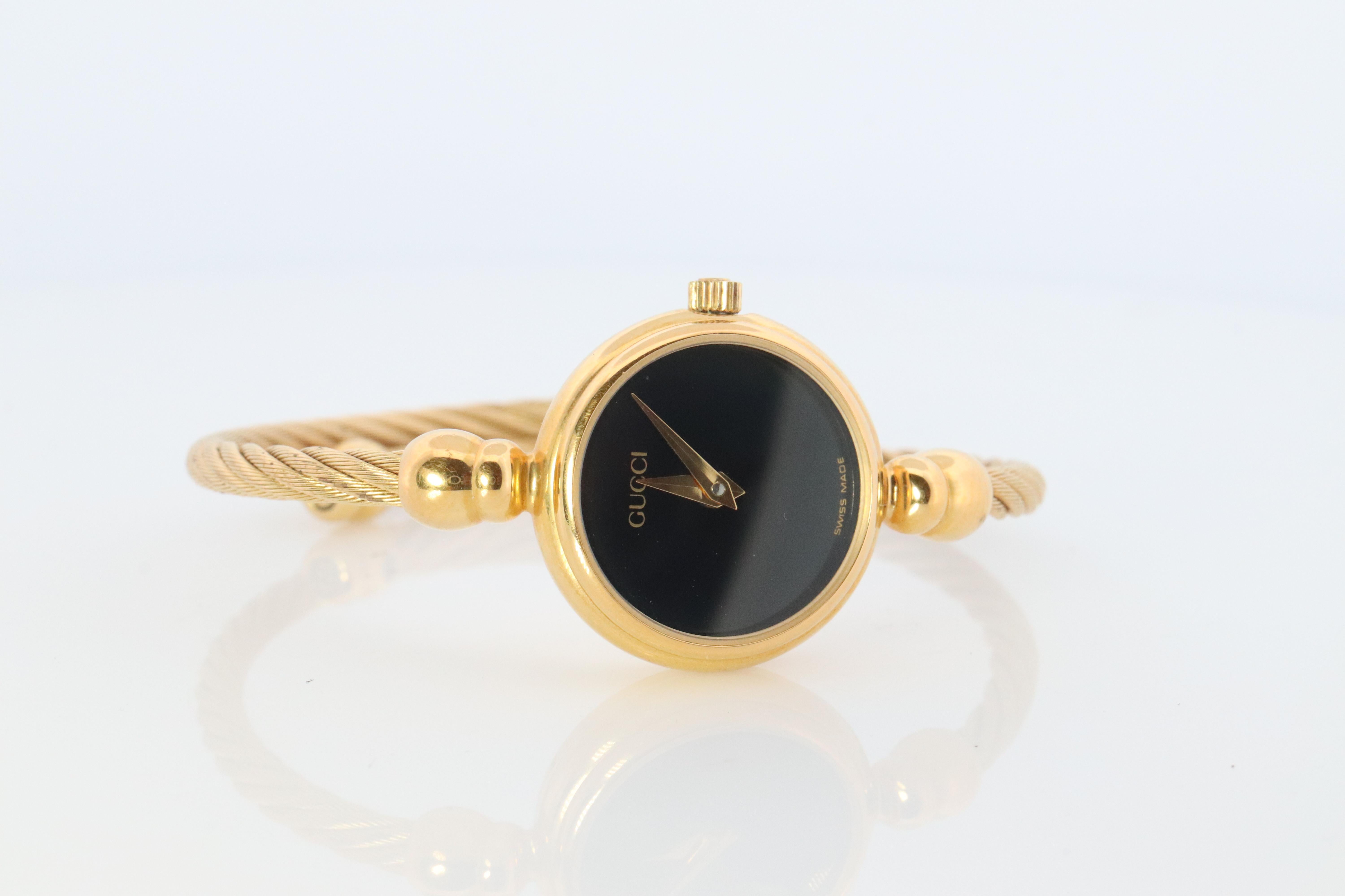 Genuine Gucci Watch.

2700.2.L Reference number.

Gold Tone 

Condition: New battery. 

Details:
20mm round Case
Original Box with Original International Warranty card and Paperwork.