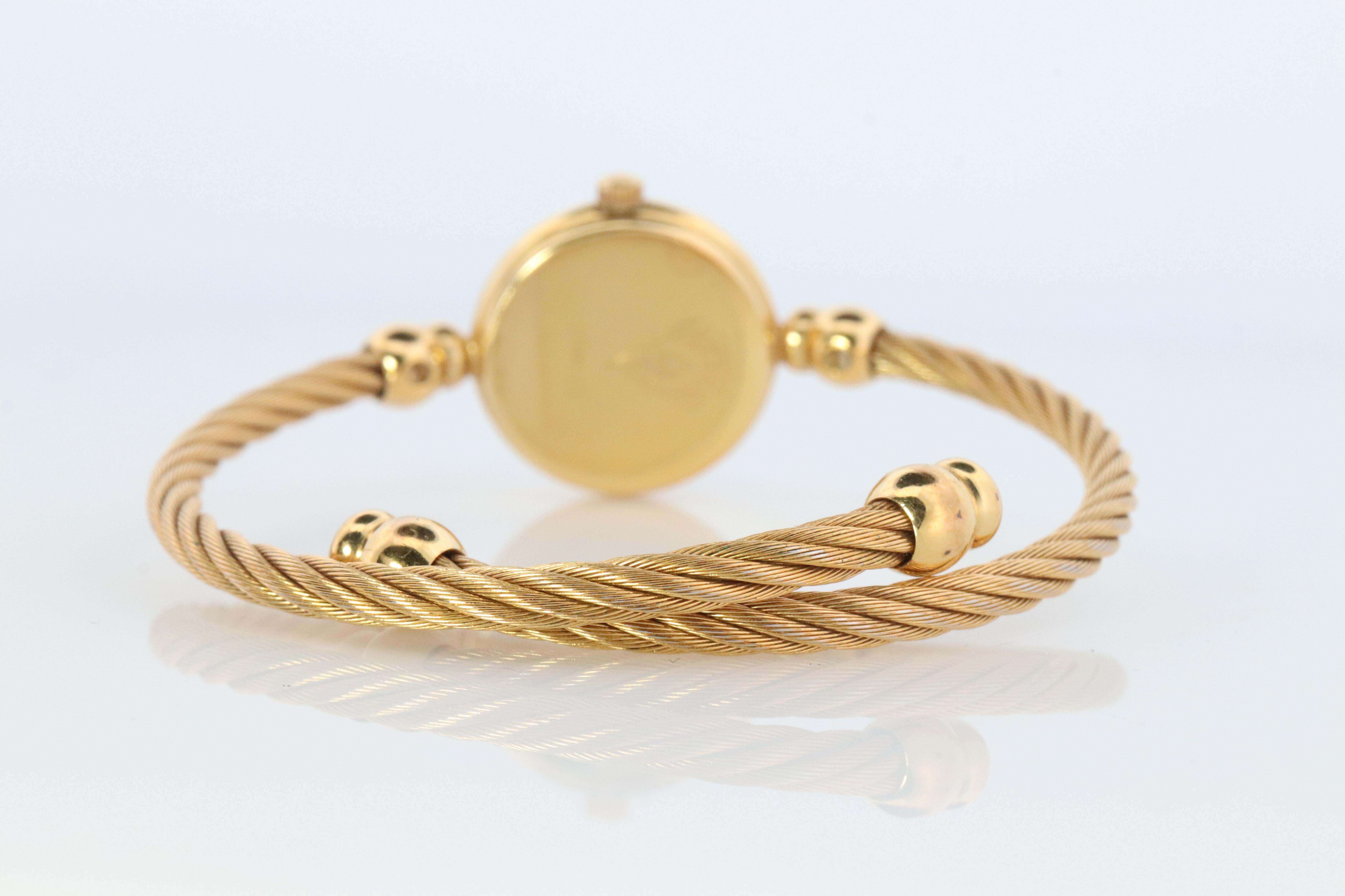 Moderne GUCCI Quartz 2700,2.L  Regarder. Gucci Ladies Bangle Gold Tone Wristwatch