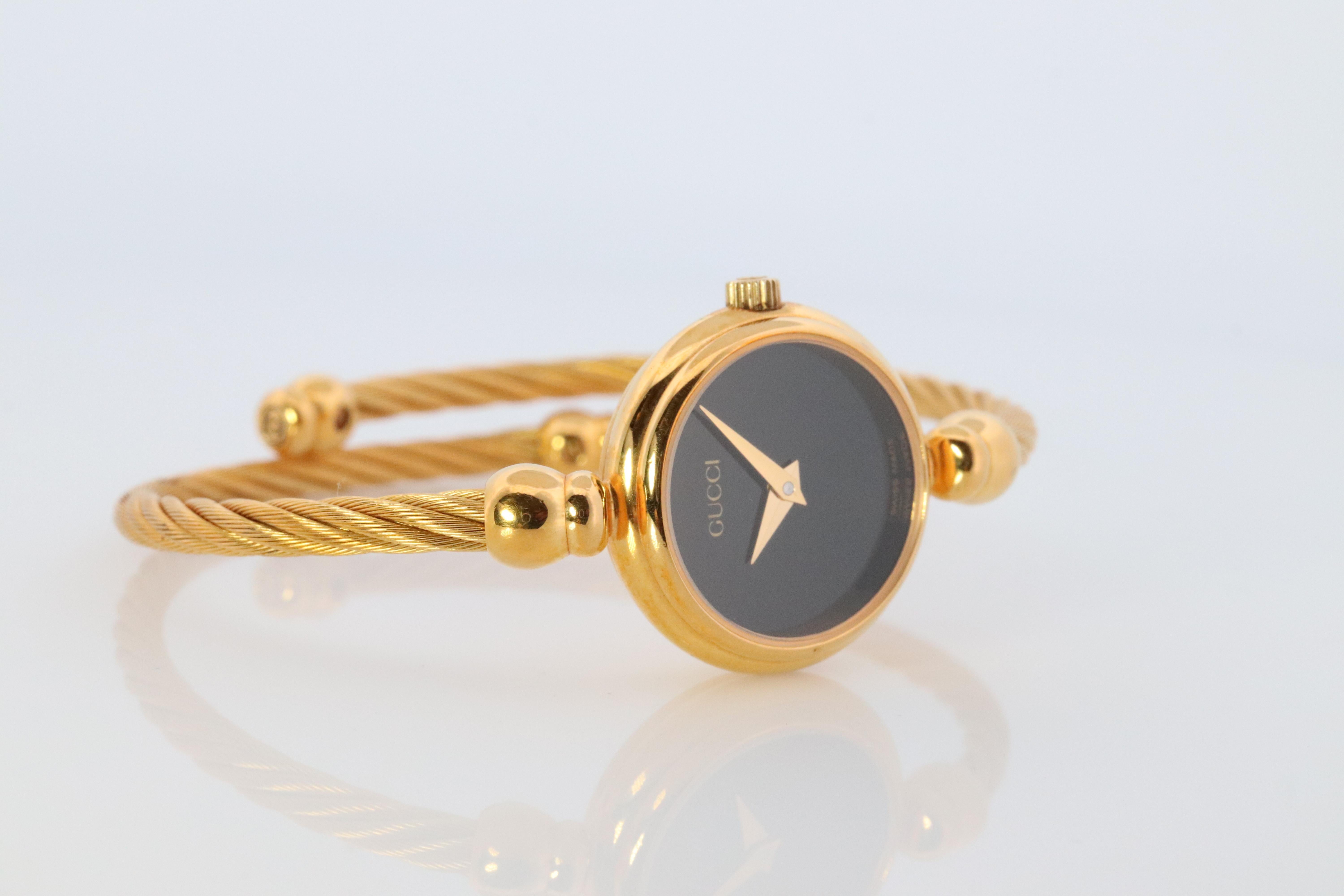Vintage GUCCI Quarz 2700.2.L, Vintage  Beobachten. Gucci Damen Armreif Goldton Armbanduhr im Zustand „Gut“ in Port Charlotte, FL