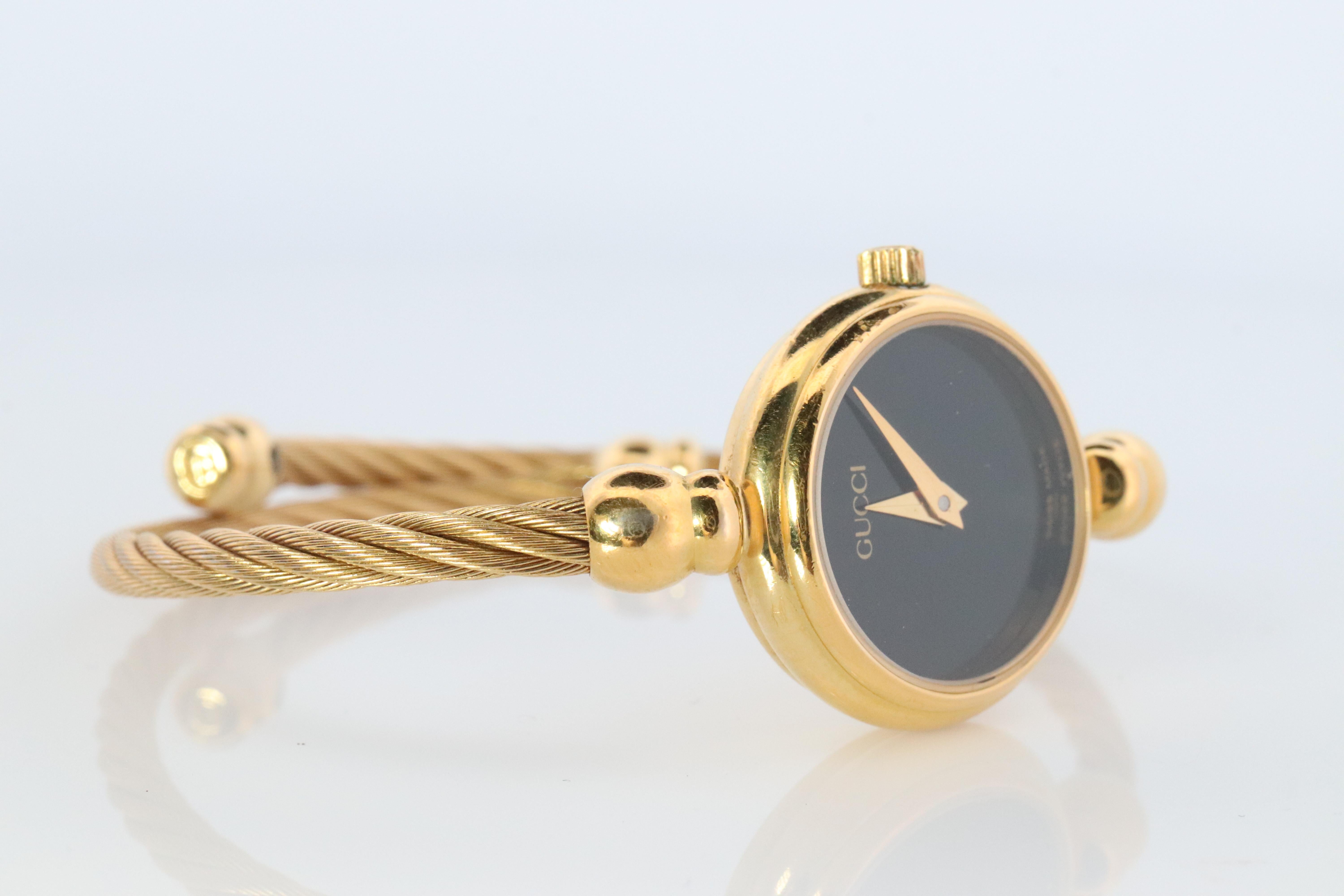 GUCCI Quartz 2700,2.L  Regarder. Gucci Ladies Bangle Gold Tone Wristwatch Bon état à Port Charlotte, FL
