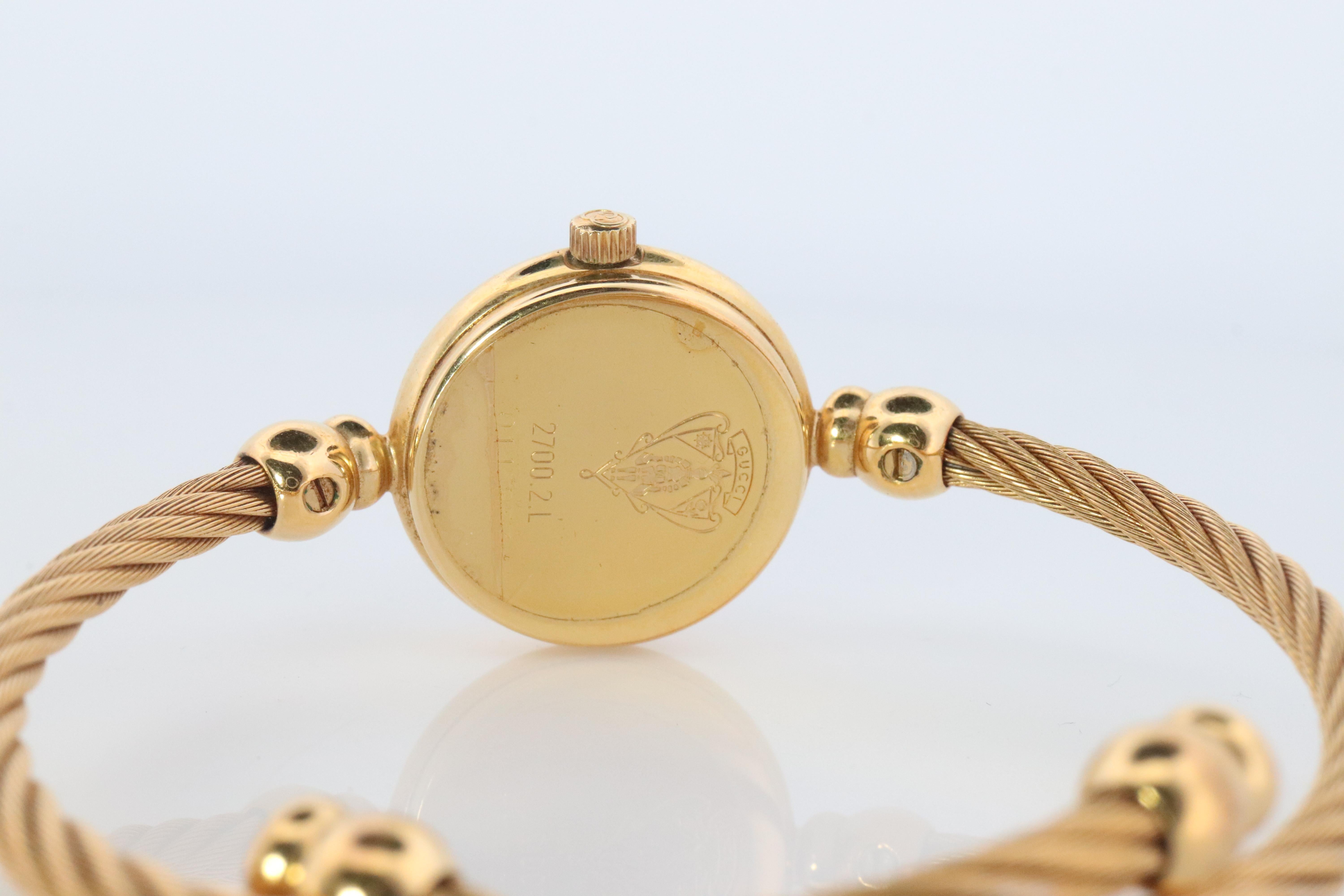  GUCCI Quartz 2700,2.L  Regarder. Gucci Ladies Bangle Gold Tone Wristwatch Pour femmes 
