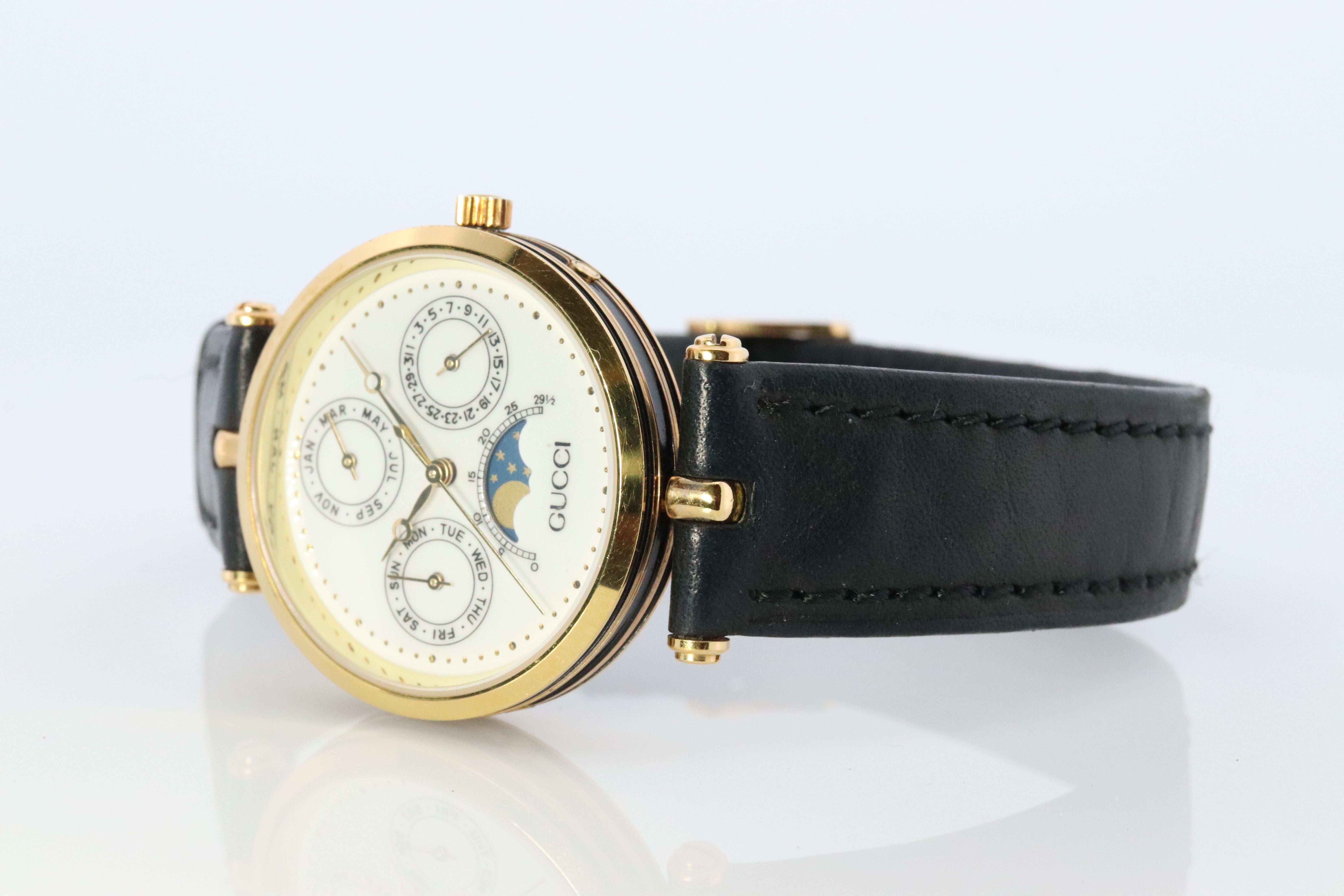 Vintage Gucci Quartz Leather Watch. 2000m Gucci Watch. Calendar Moon Phase In Good Condition In Port Charlotte, FL