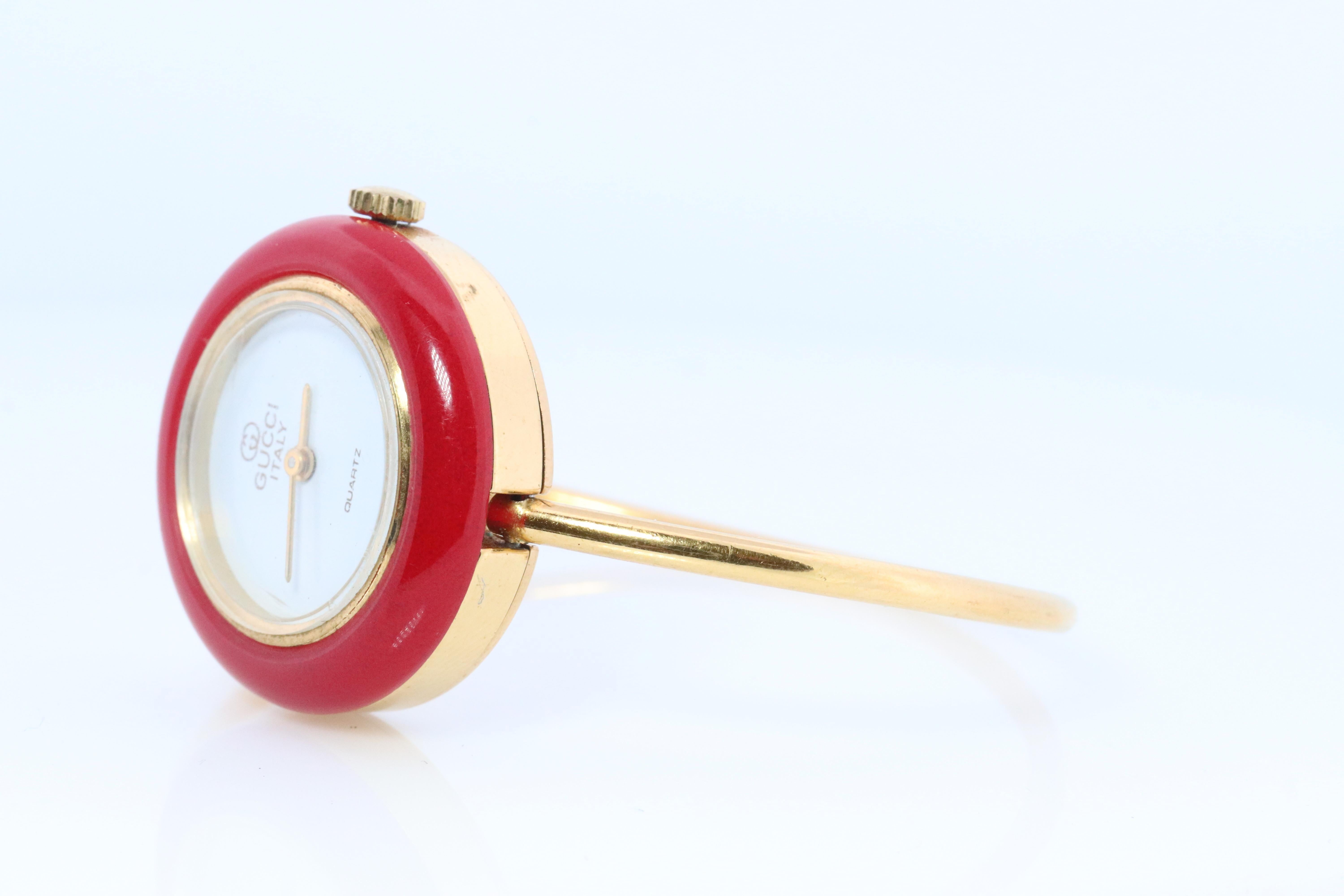 Montre Gucci authentique.

RARE Modèle Made in Italy

Ton or avec lunette interchangeable.

Une lunette incluse - Rouge - Illustré.

Condit : Nouvelle batterie. 


Détails :
Boîtier rond de 26 mm
Poignet de 6 pouces.