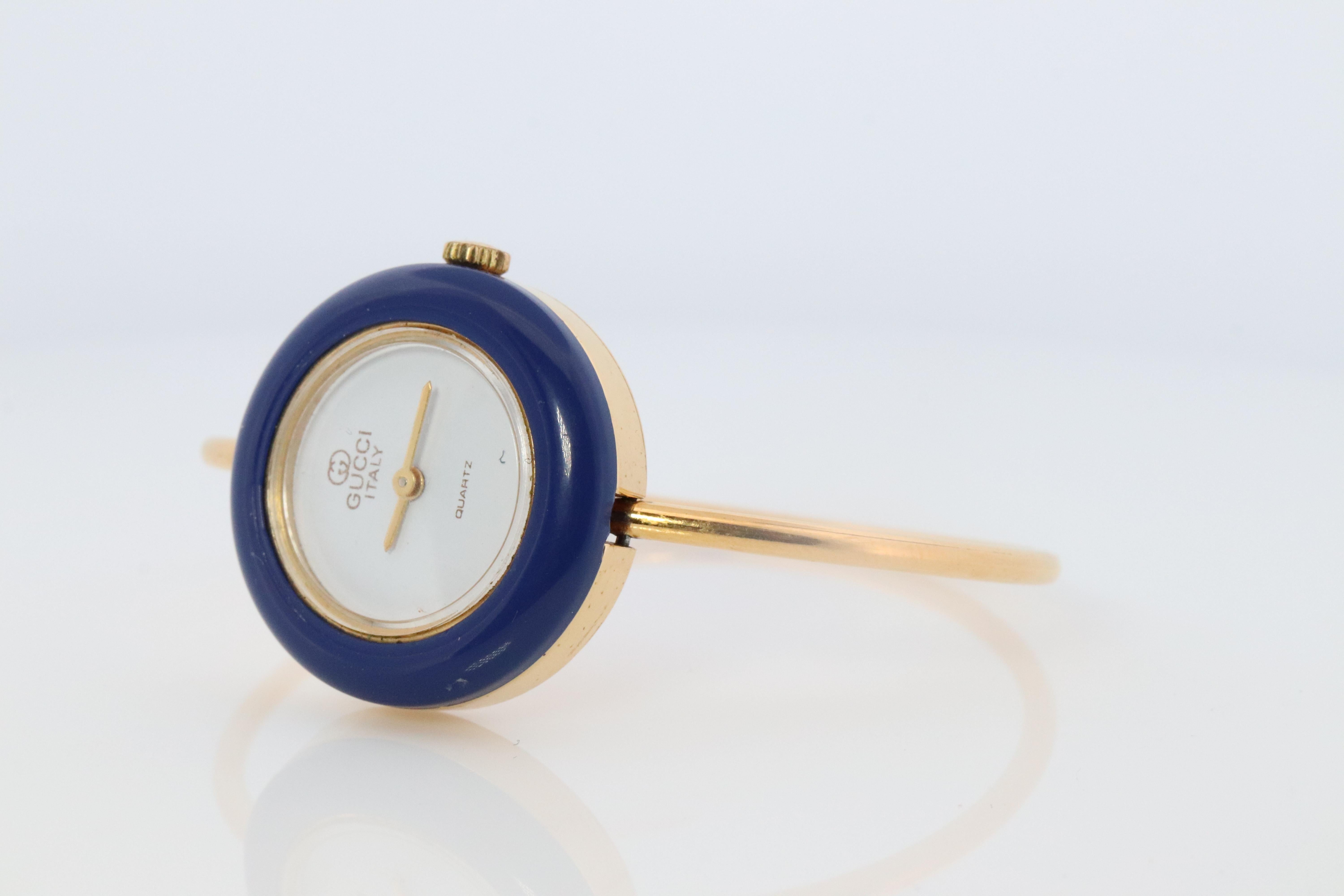 Orologio Gucci autentico.

RARO modello Made in Italy

Tonalità oro con lunette intercambiabili.

Scatola originale con lunette.

Condit: Batteria nuova. 


Dettagli:
Cassa rotonda da 26 mm
Polso da 6,5 pollici.
