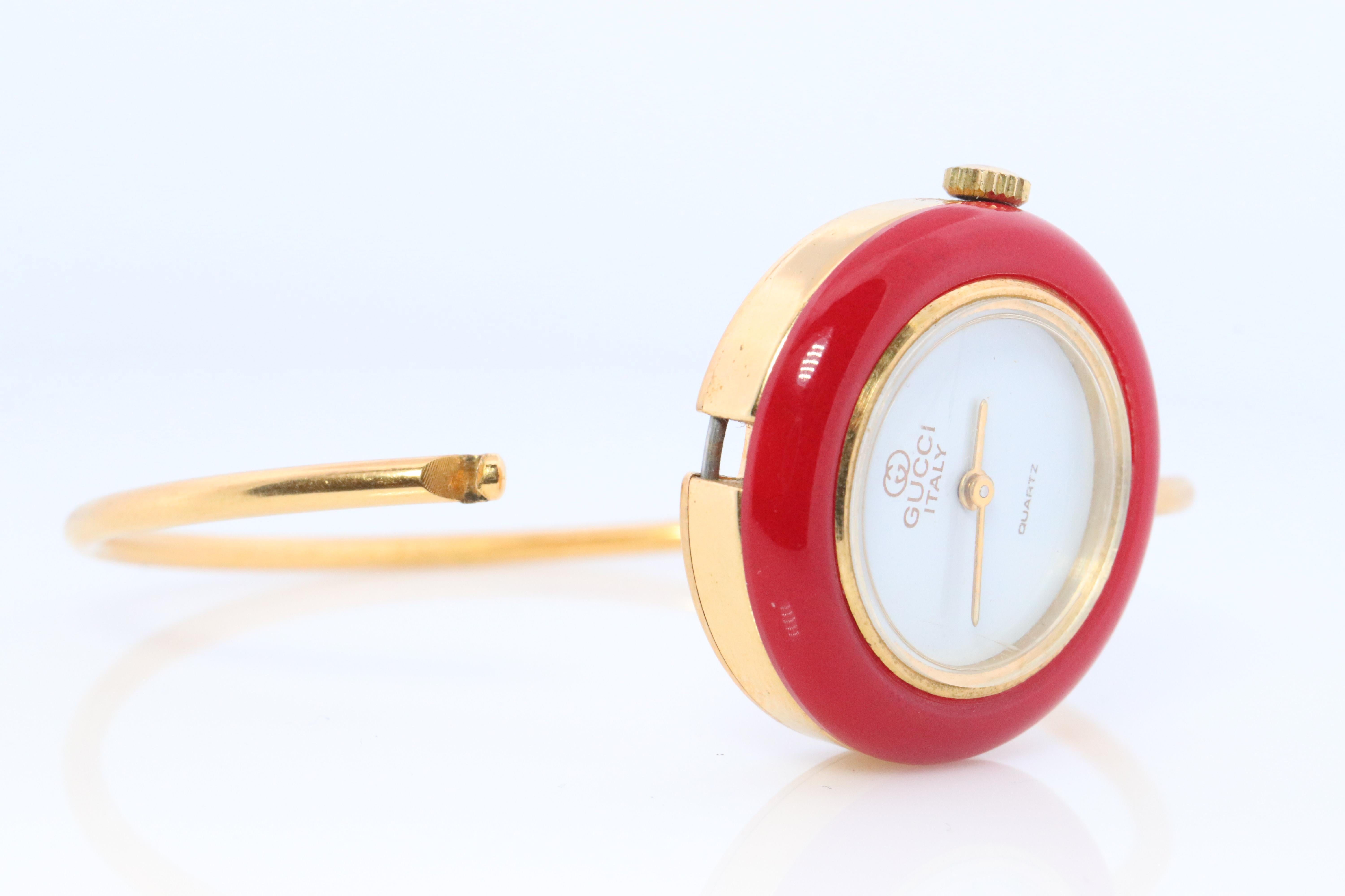 Moderne GUCCI Montre vintage à quartz. RARE Made in Italy Gucci Ladies Bangle Bezel montre