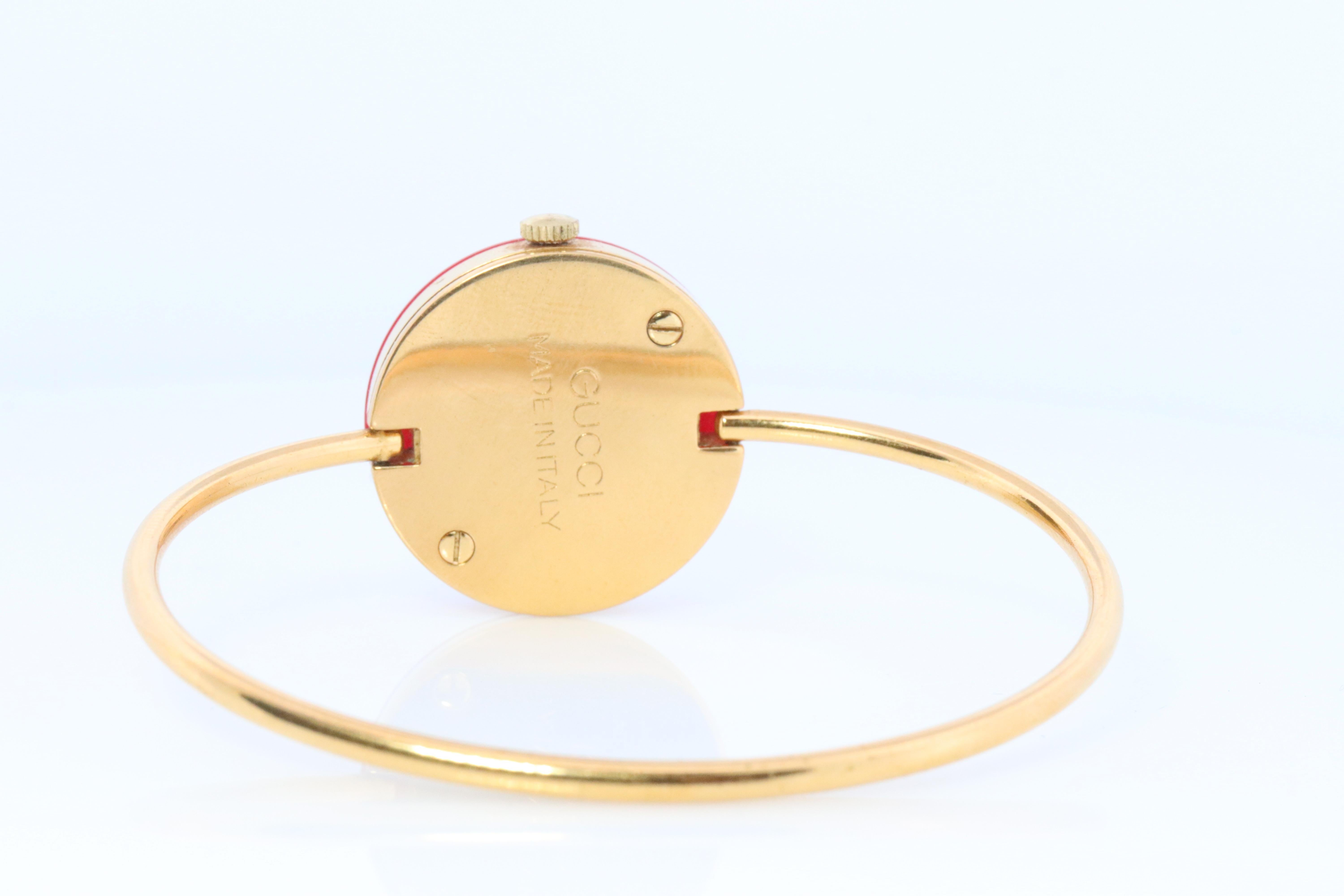  GUCCI Montre vintage à quartz. RARE Made in Italy Gucci Ladies Bangle Bezel montre Pour femmes 