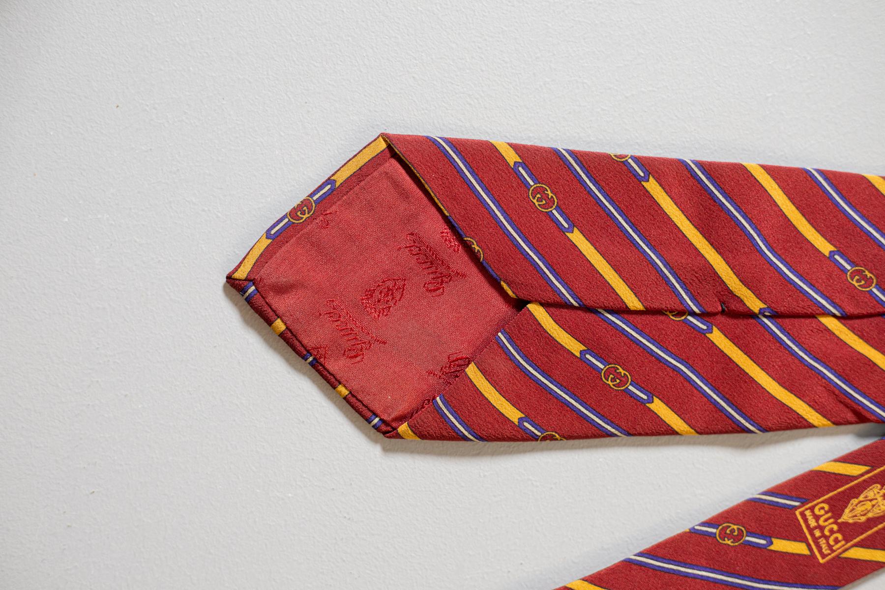 Vintage Vintage Gucci Krawatte aus roter Seide im Angebot 1