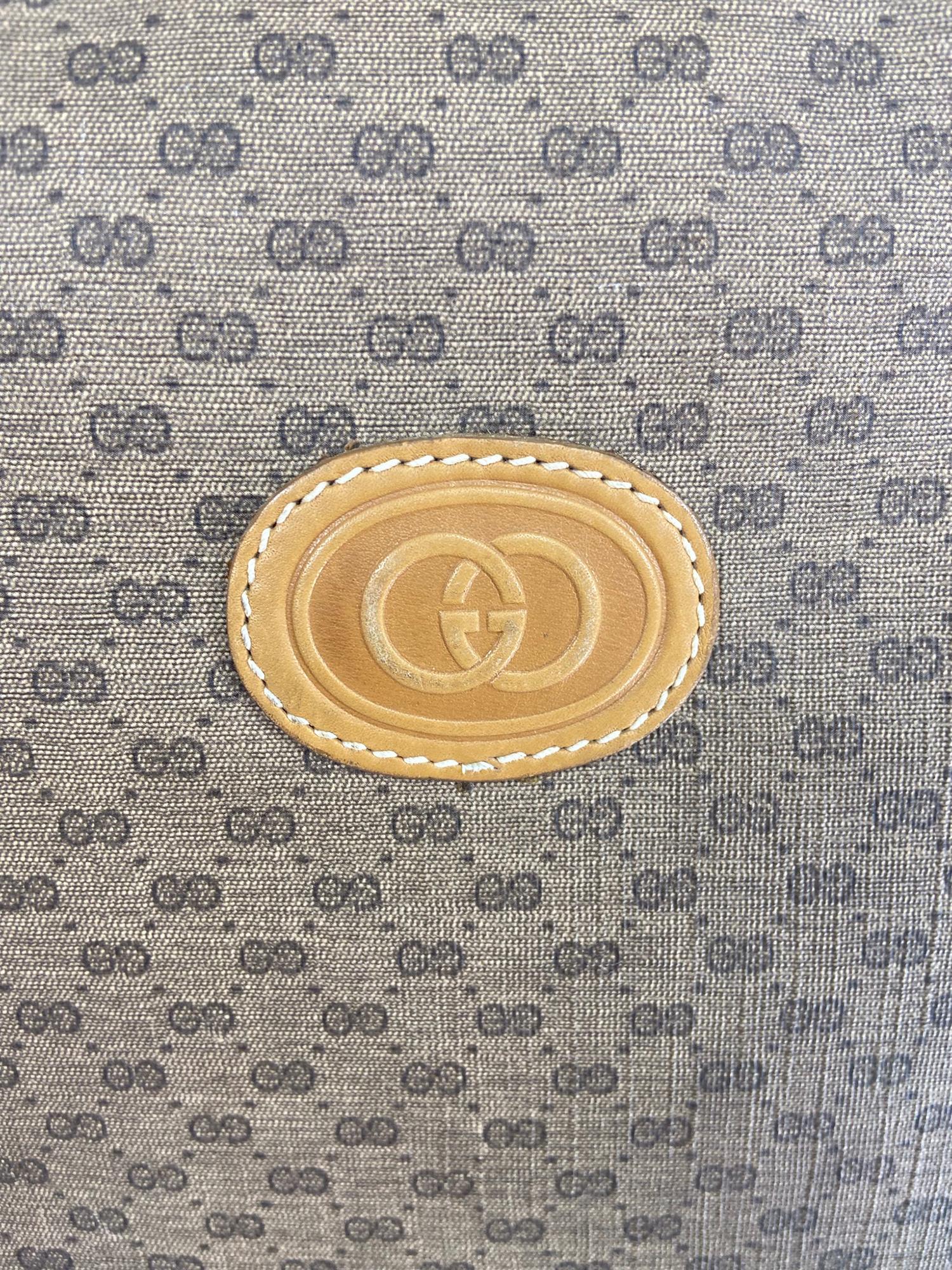 Rot & Grün Webb Monogramm Vinyl Canvas Tragetasche von Gucci auf Anzug Etui (Braun) im Angebot