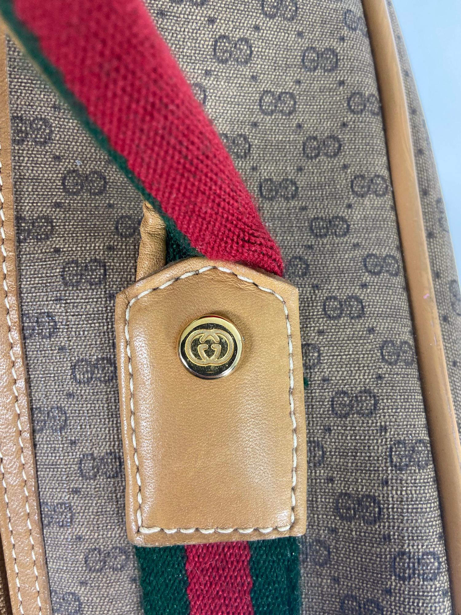 Rot & Grün Webb Monogramm Vinyl Canvas Tragetasche von Gucci auf Anzug Etui im Zustand „Gut“ im Angebot in West Palm Beach, FL