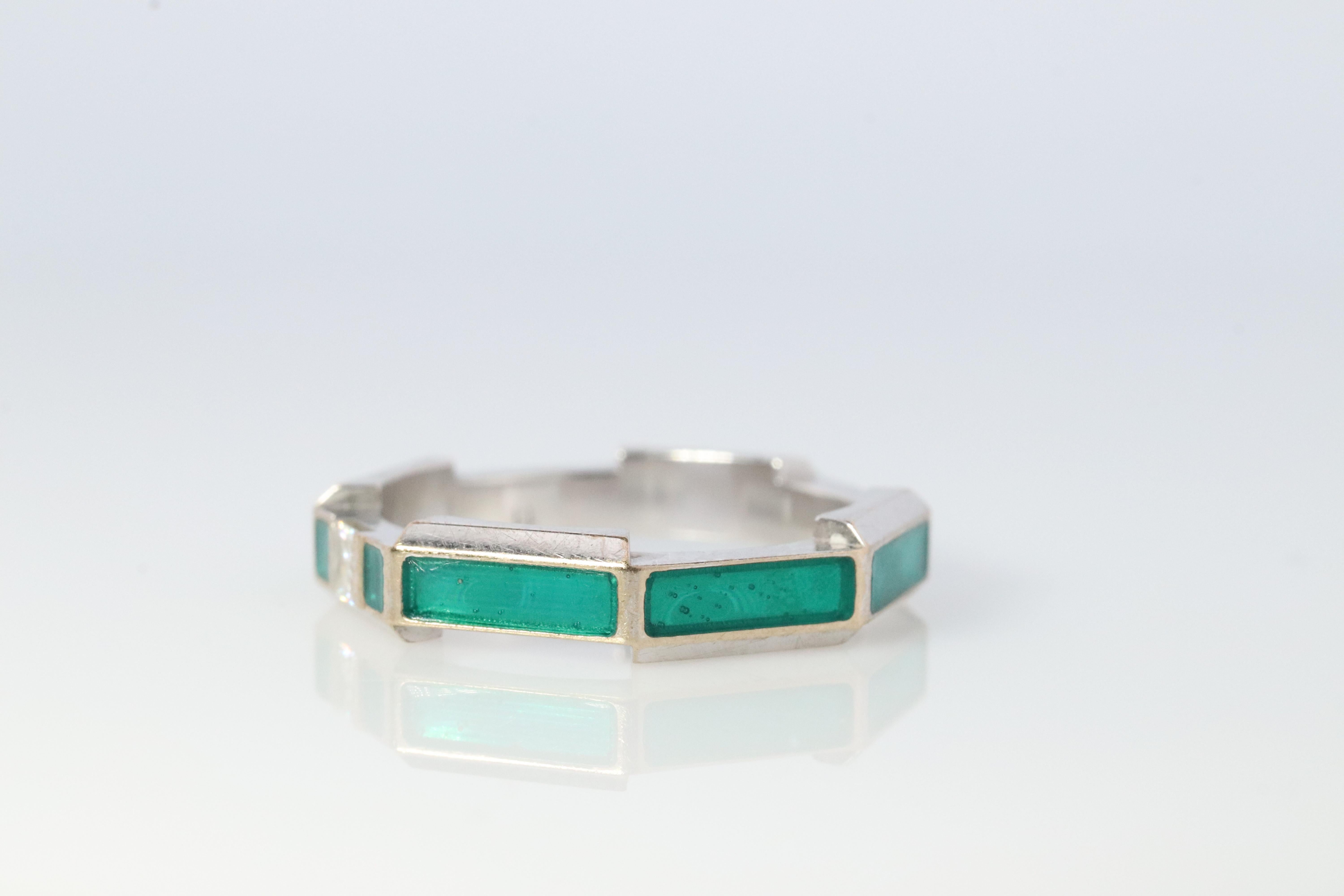 Taille princesse Bague GUCCI vintage en or blanc 18 carats à maillons en émail de diamants « Love Diamond » en vente