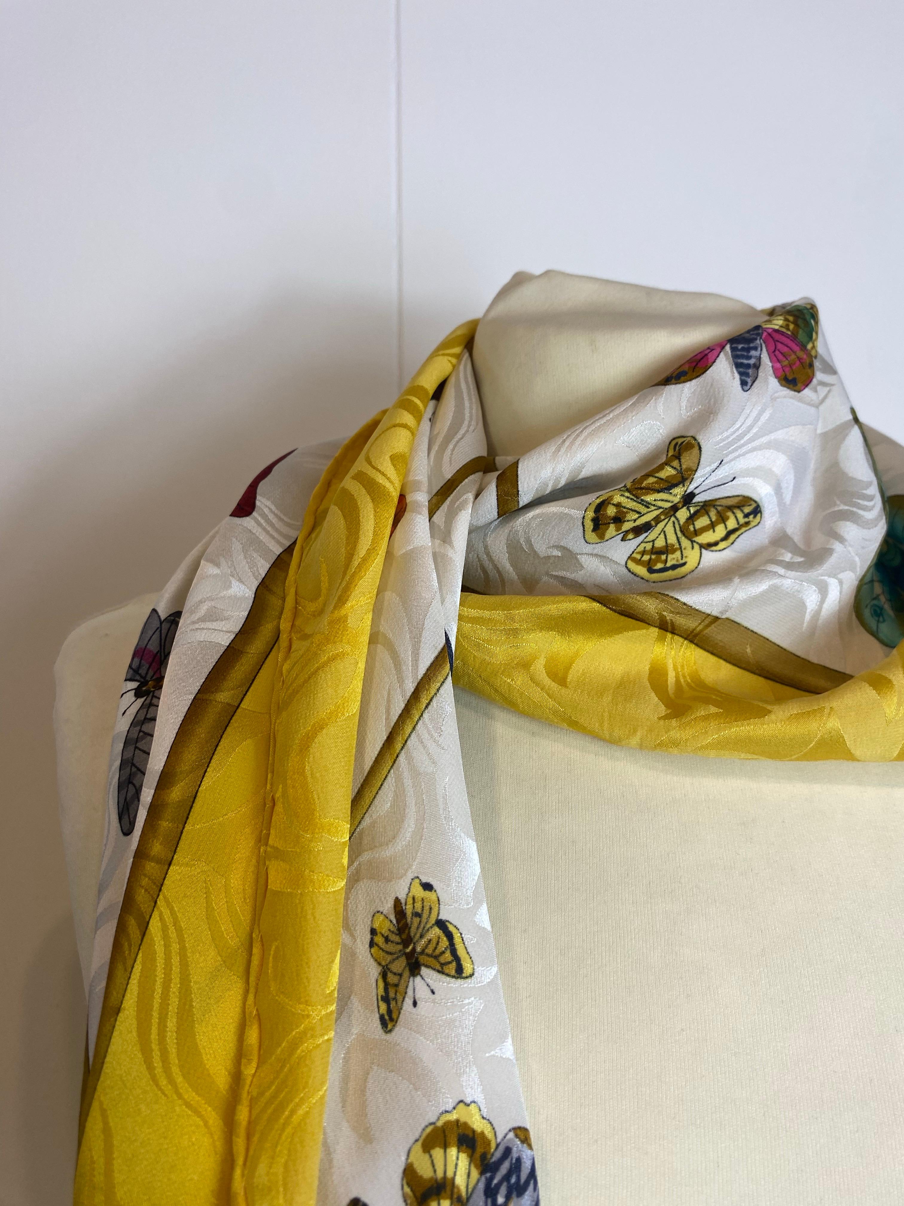 Pañuelo vintage Gucci de los años 60.
Detalles dorados y mariposas.
Fabricada totalmente en seda, 100% seda.
82 cm x 82 cm.
Excelente estado, presenta signos de uso como se muestra en las fotos.