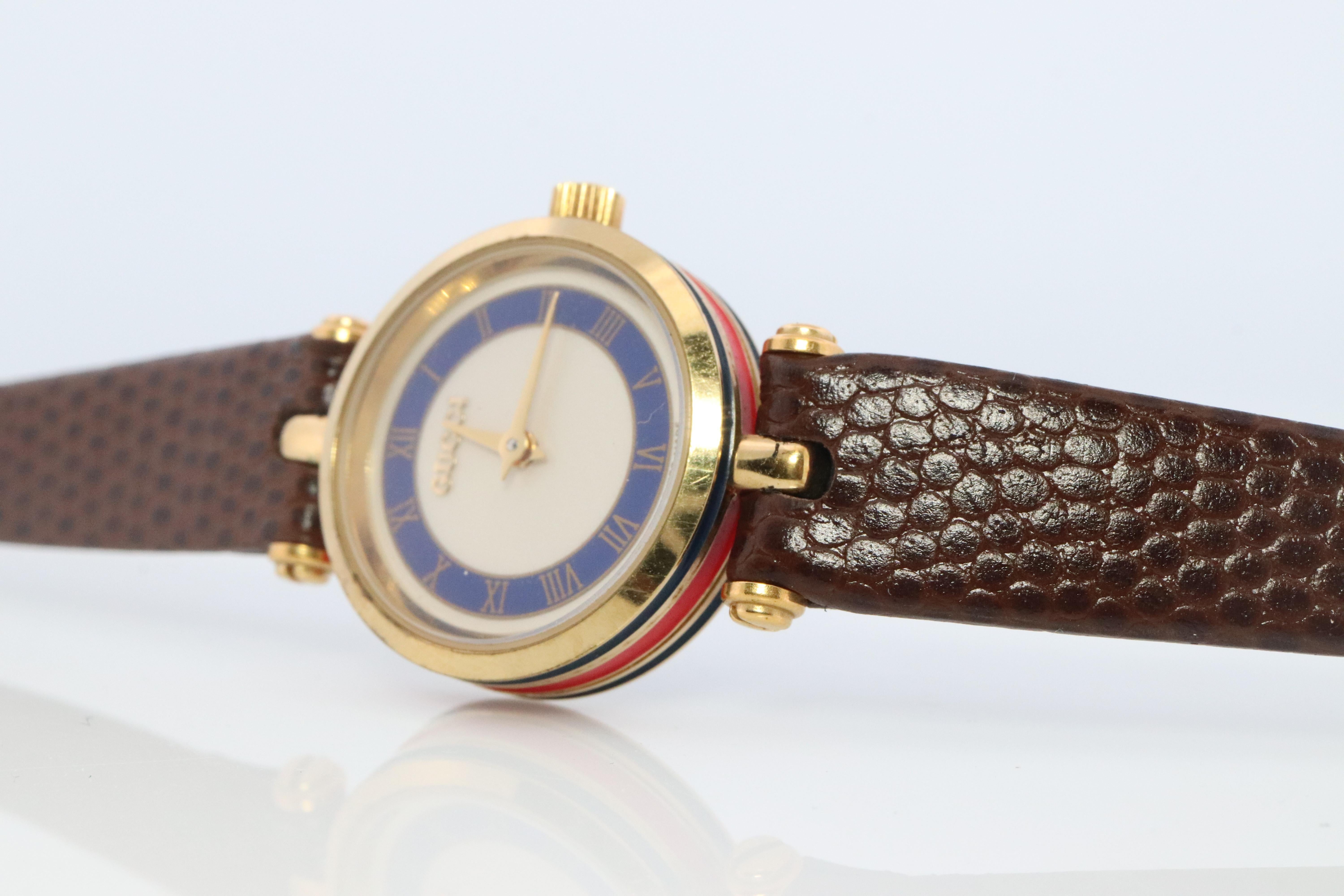 Vintage GUCCI Shelly Line Leather Watch Timepiece. 2000L Gucci Lane Blue and Red In Good Condition In Port Charlotte, FL