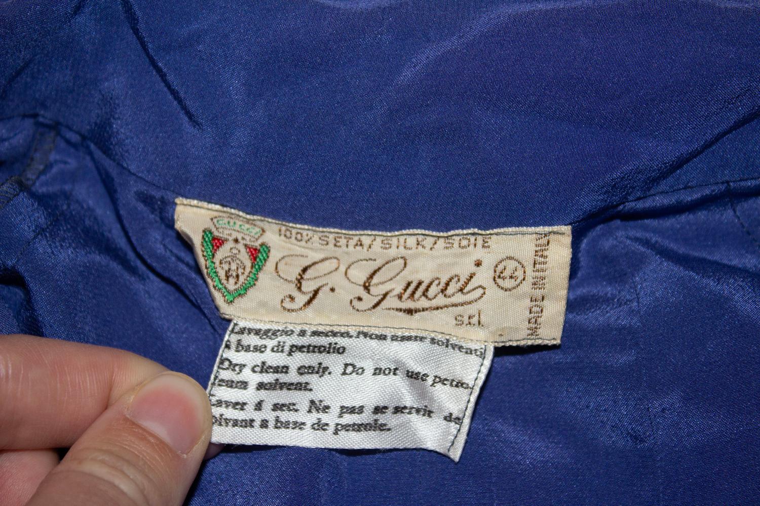 Una graziosa e morbidissima camicetta vintage di Gucci, risalente agli anni Settanta. In un grazioso color lavanda, la blusa ha un colletto e delle maniche a cappuccio. Presenta un dettaglio di pieghe verticali sulla schiena - più lusinghiere di