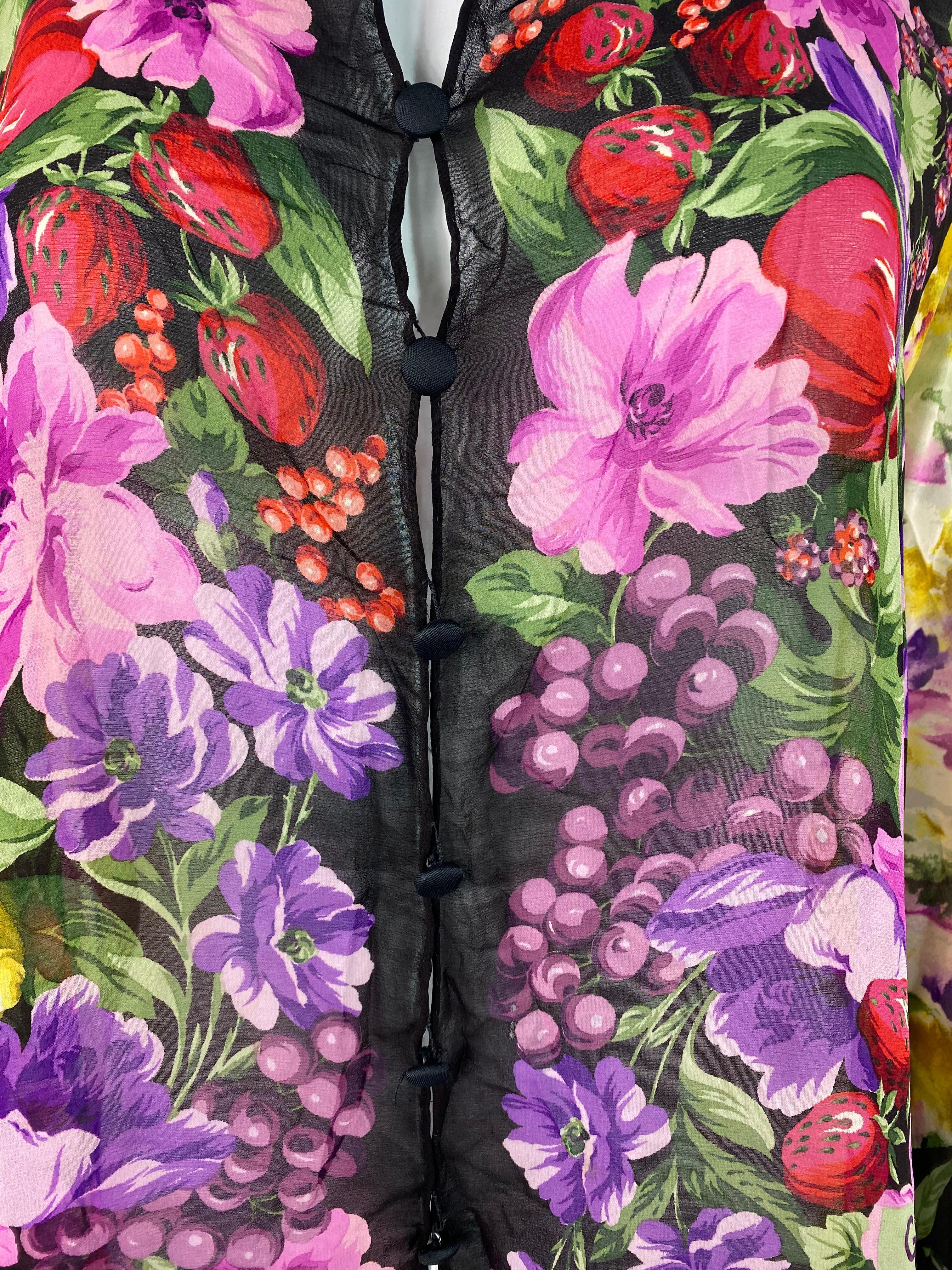 Einzelheiten zum Produkt:

Die Bluse zeichnet sich durch 100% Seide mit mehrfarbigem Blumenmuster, Knopfverschluss vorne, V-Ausschnitt und ausgestellte Ärmel aus. Der Stoff ist leicht und durchsichtig. Die Etiketten fehlen, aber es passt klein bis