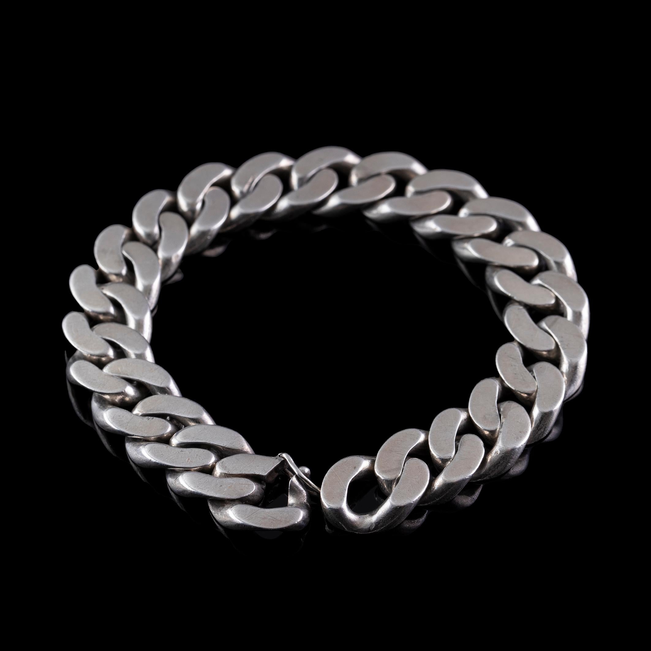 Add a touch of luxury to your accessory collection with the Gucci silver chain bracelet. This stunning piece of jewelry features a classic chain-link design, crafted from high-quality silver.

The timeless design of this Gucci bracelet makes it a