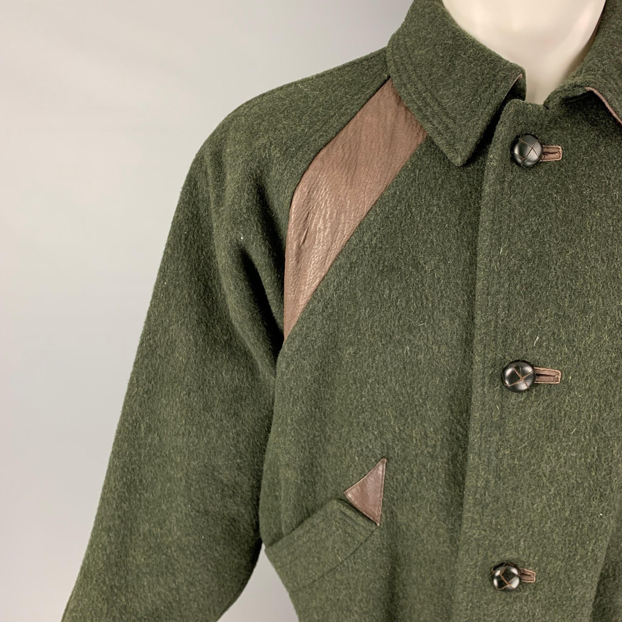 VINTAGE Gucci jacket comes in a forest green wool featuring a loose fit, brown leather trim details, ribbed hem, slit pockets, shoulder pads, spread collar, and a black woven button closure. Made in Italy. 

Good Pre-Owned Condition. Light wear
