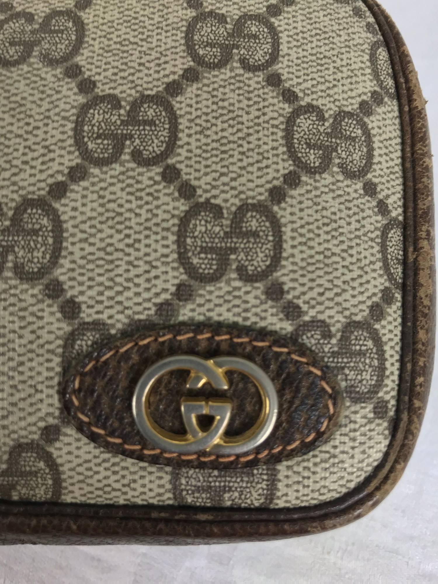 Petit sac à cosmétiques vintage Gucci en cuir et vinyle monogramme  en vente 4