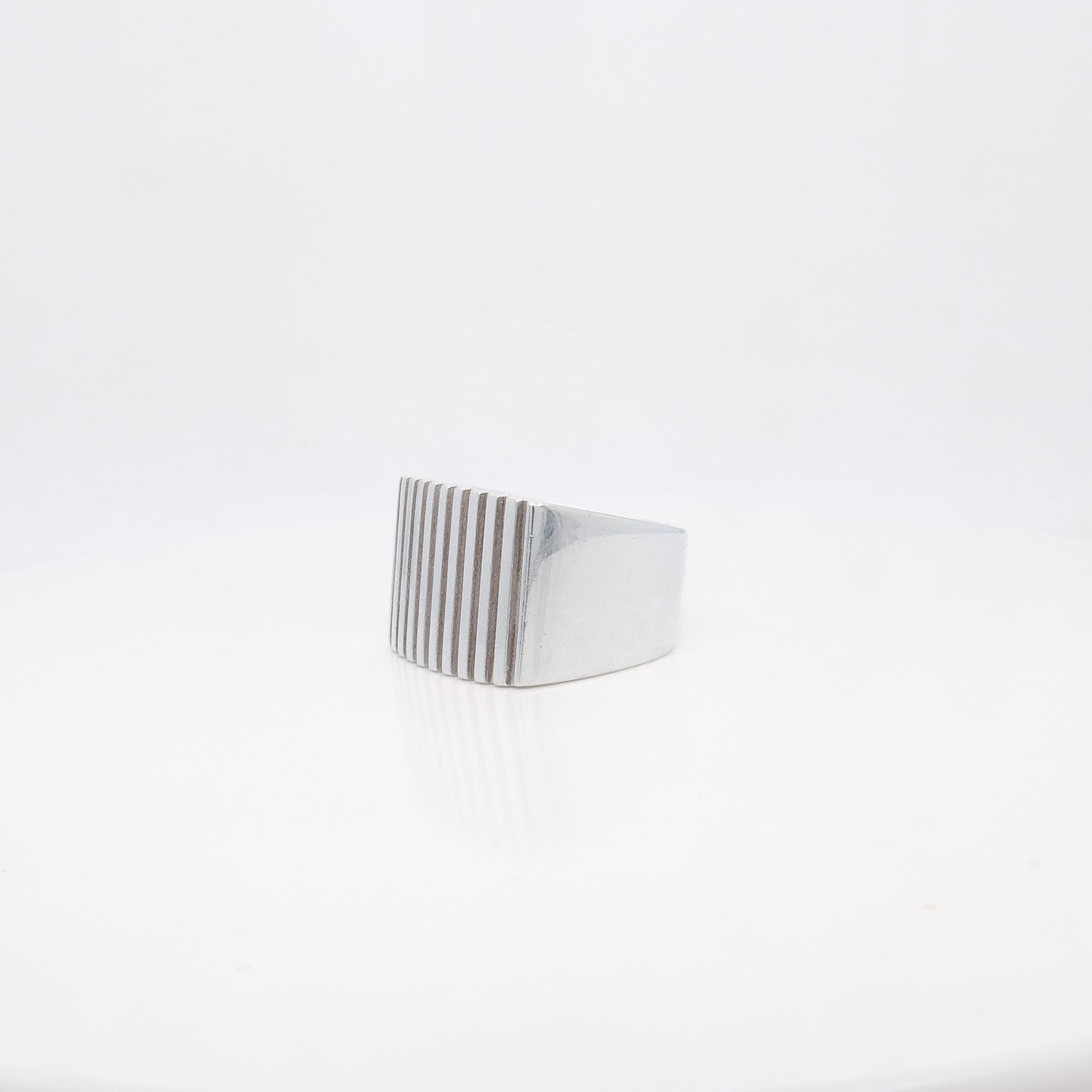 Vintage Gucci Sterling Silver Grooved Rectangular Signet Ring 1