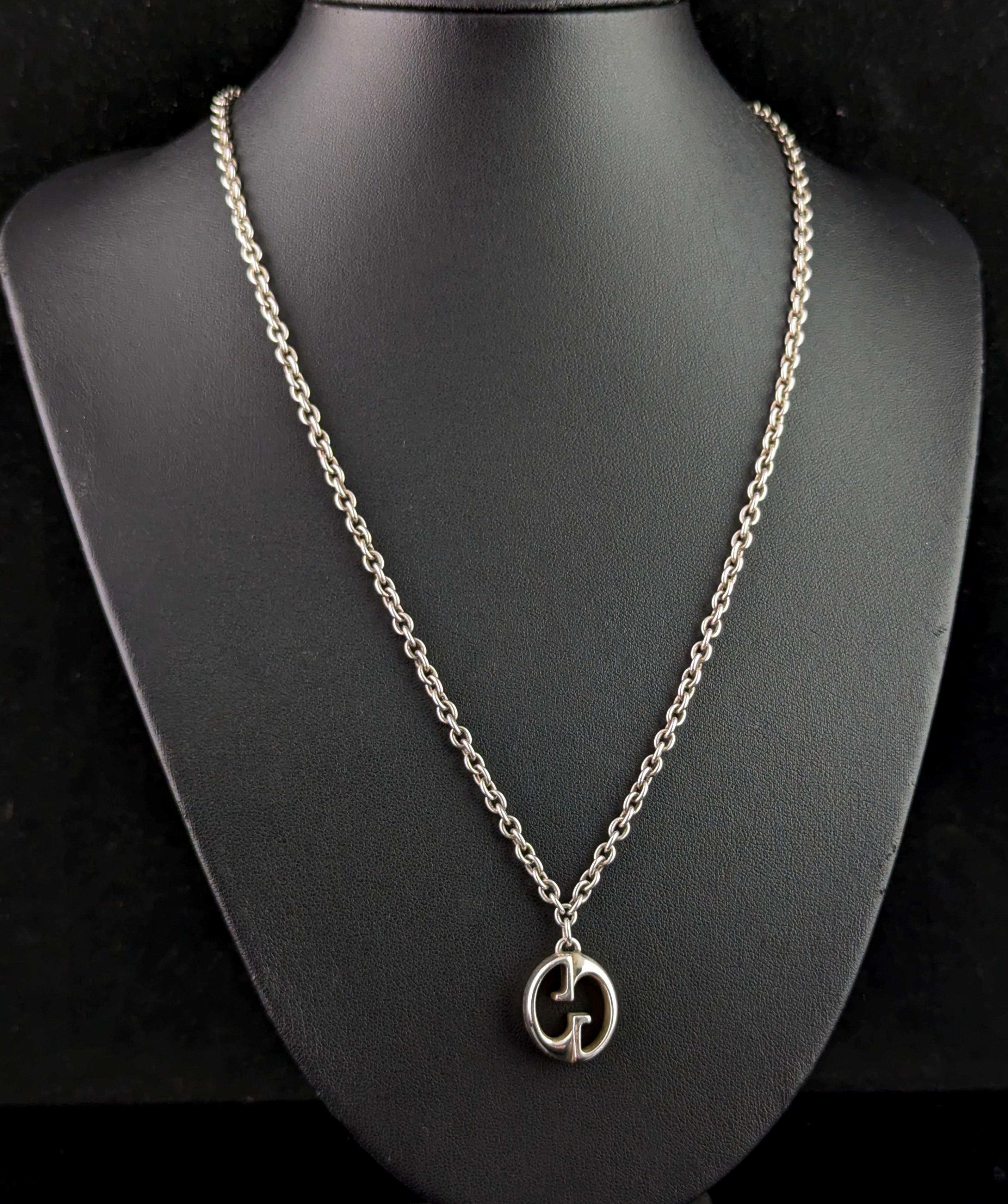 Modern Vintage Gucci sterling silver interlocking G pendant necklace, silver chain For Sale
