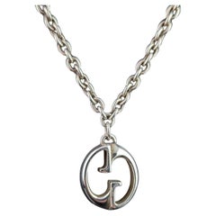 Collar colgante vintage Gucci de plata de ley con G entrelazada, cadena de plata