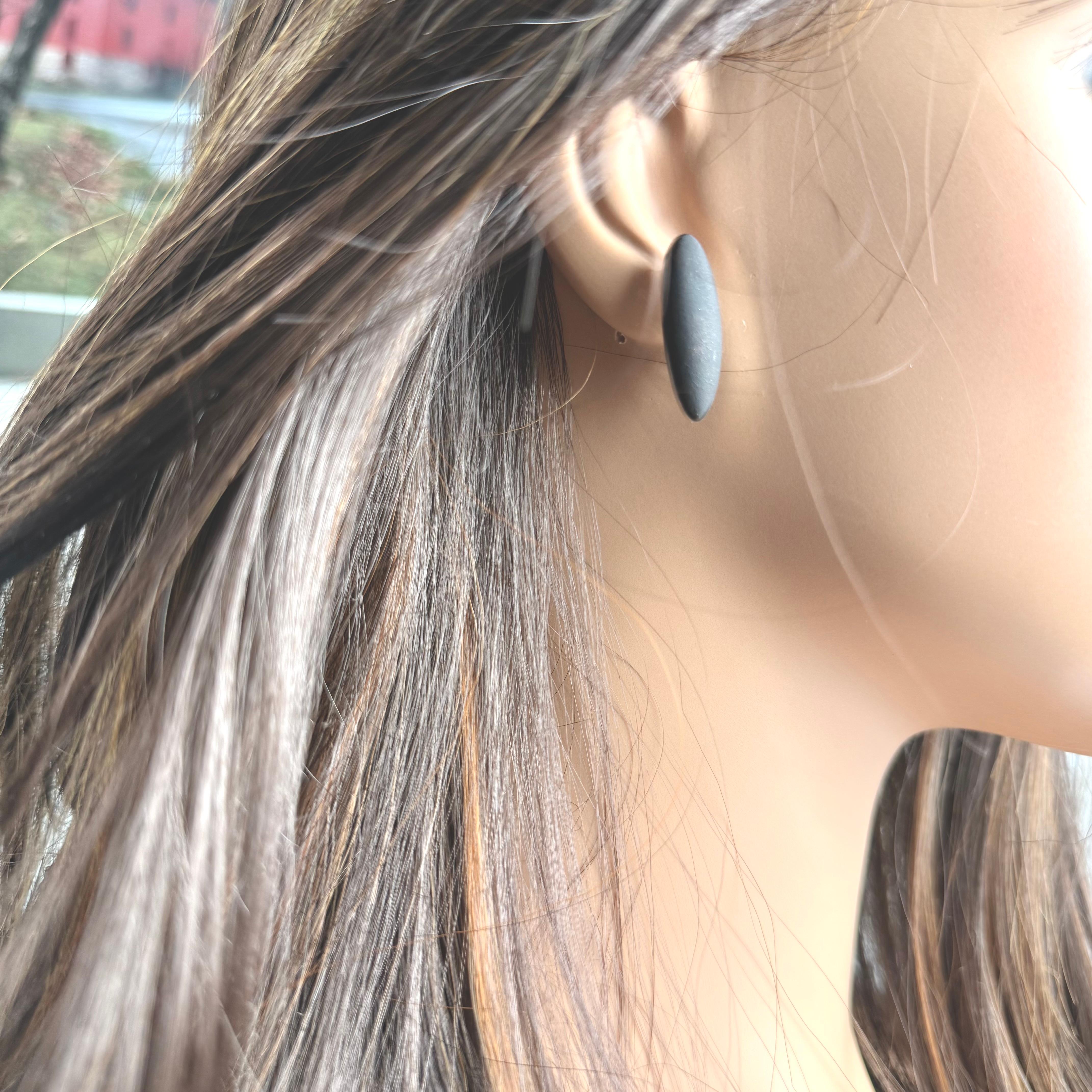 Modern Vintage Gucci Sterling Silver Jet Gemstone 1 Inch Long Earrings For Sale