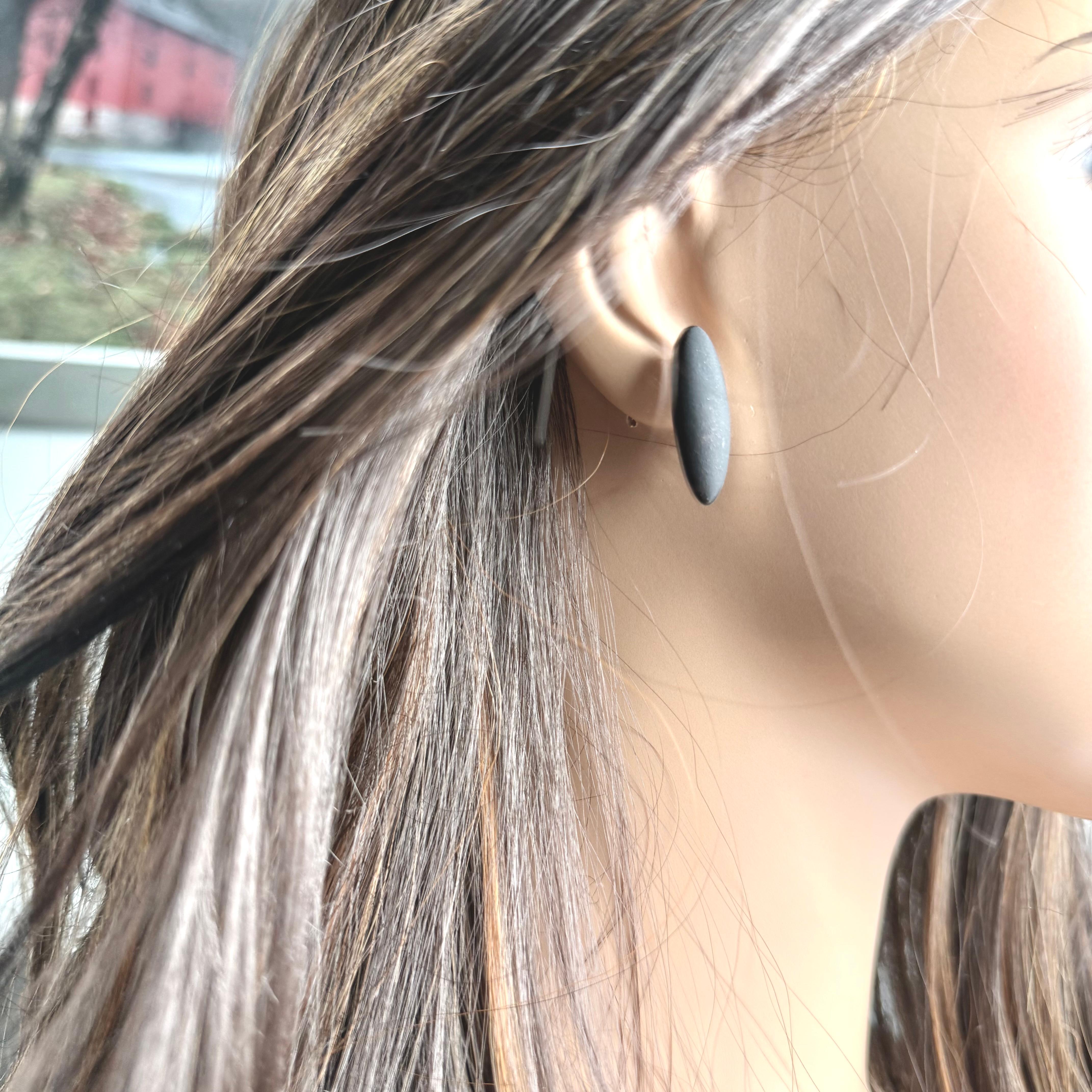 Vintage Gucci Sterling Silver Jet Gemstone 1 Inch Long Earrings In Good Condition For Sale In New York, NY