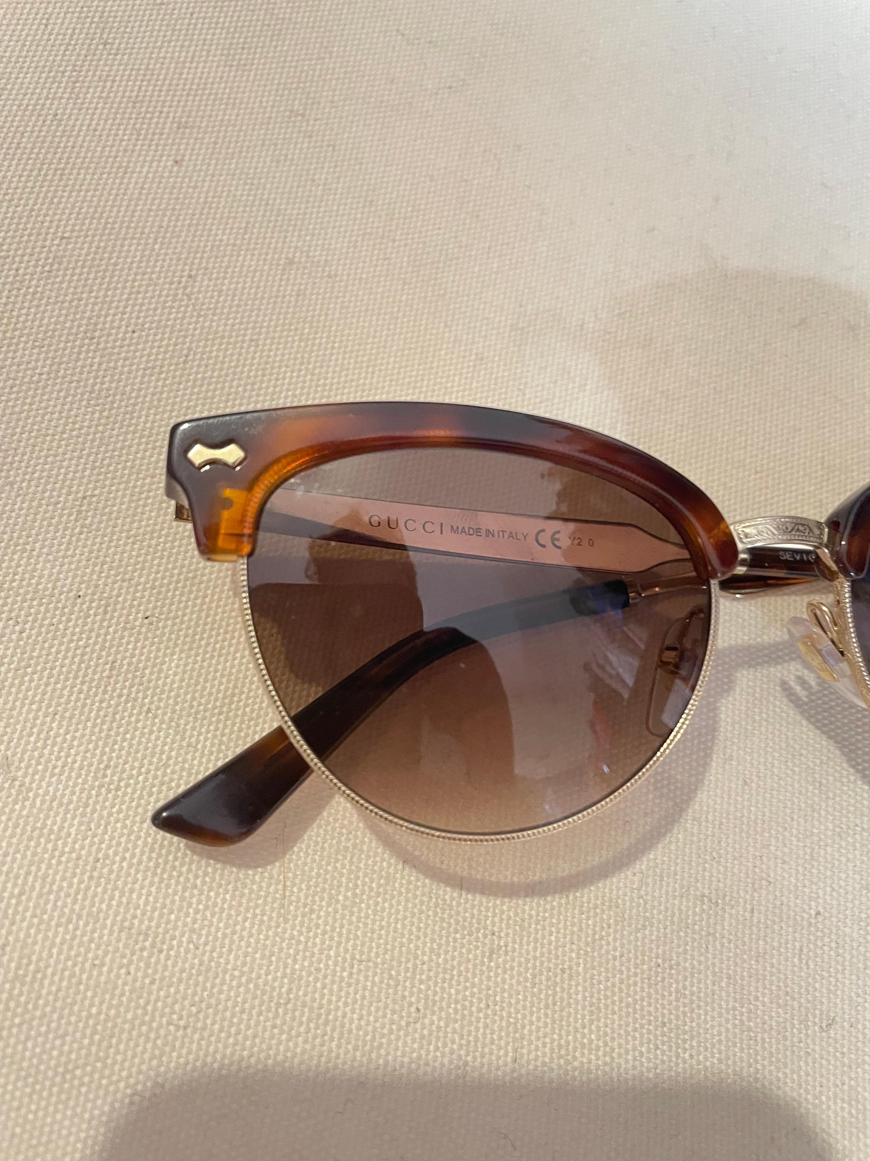 Vintage Gucci glasses, in shades of brown. The lenses have just been replaced by an optician. Plastic frame with metal temples. Width 13.5 cm, height 4.5 cm and temples 13 cm.