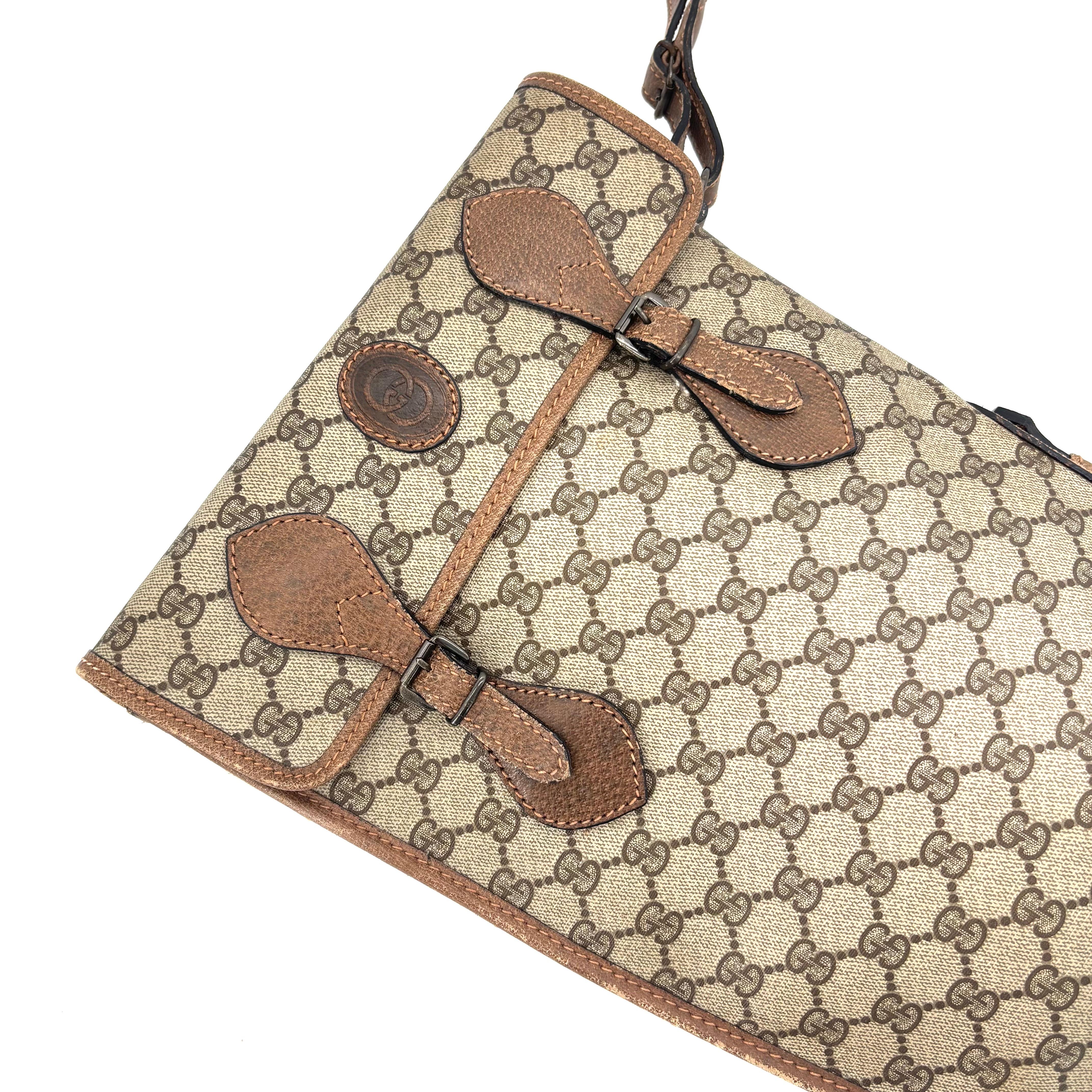 Vintage Gucci Tan GG Monogram Rifle Sling Bag (Braun) im Angebot