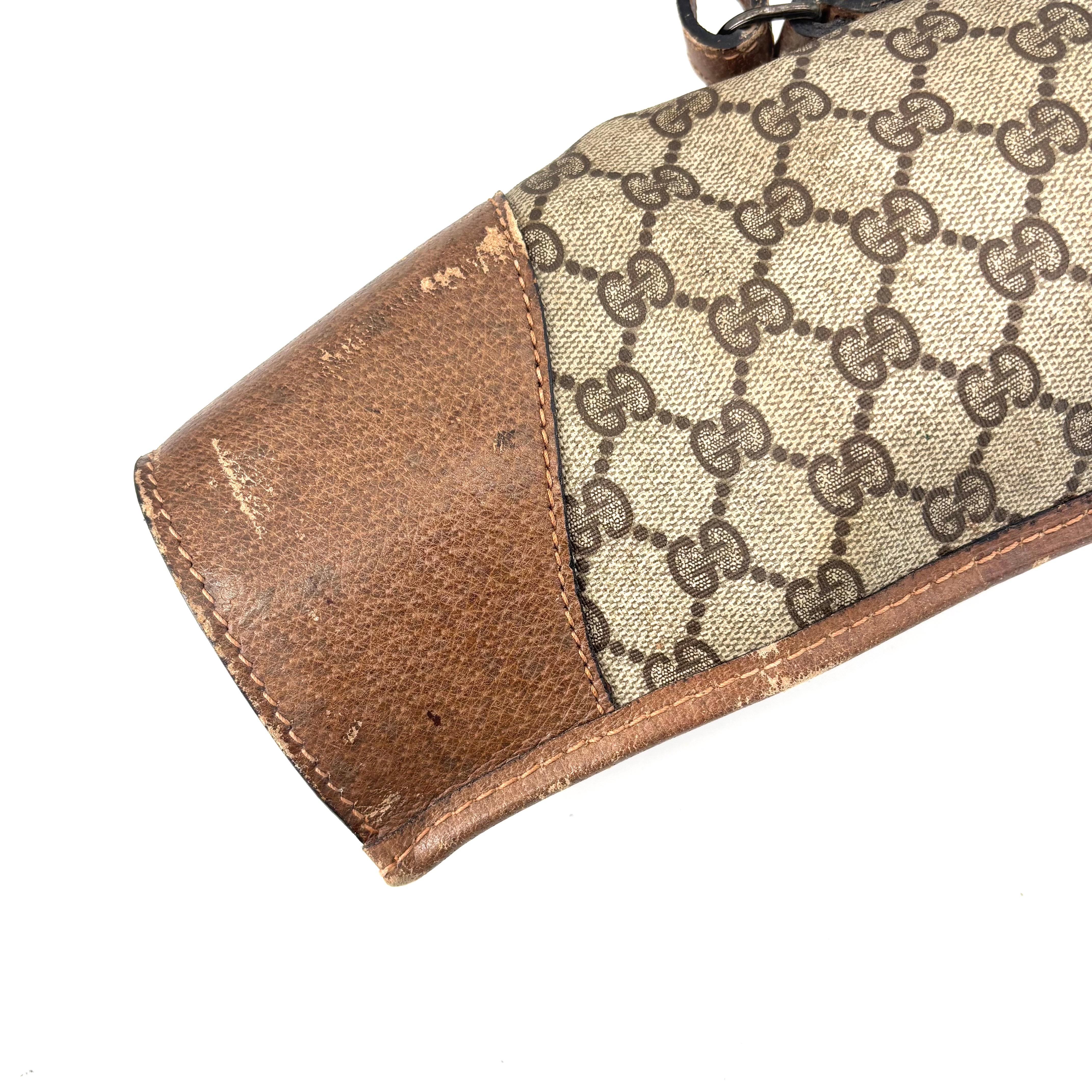 Vintage Gucci Tan GG Monogram Rifle Sling Bag im Zustand „Gut“ im Angebot in Mechanicsville, VA
