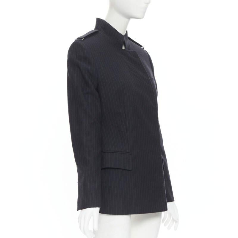 Vintage GUCCI TOM FORD 2001 Grauer minimalistischer Blazer mit Nadelstreifen im Stil eines Offiziers IT42 M (Schwarz) im Angebot