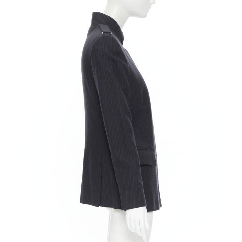 Vintage GUCCI TOM FORD 2001 Grauer minimalistischer Blazer mit Nadelstreifen im Stil eines Offiziers IT42 M im Zustand „Gut“ im Angebot in Hong Kong, NT