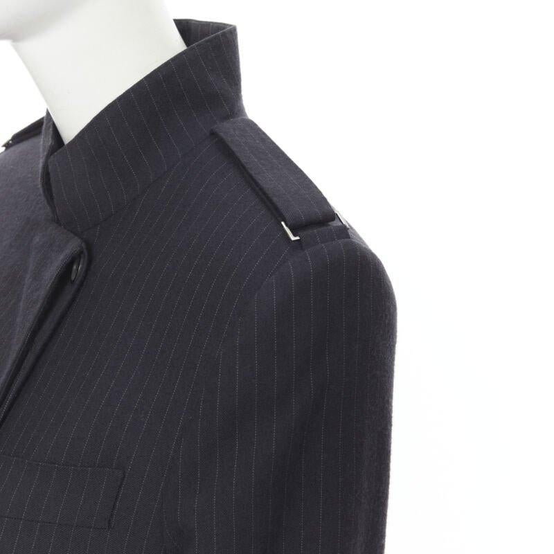 Vintage GUCCI TOM FORD 2001 Grauer minimalistischer Blazer mit Nadelstreifen im Stil eines Offiziers IT42 M im Angebot 1