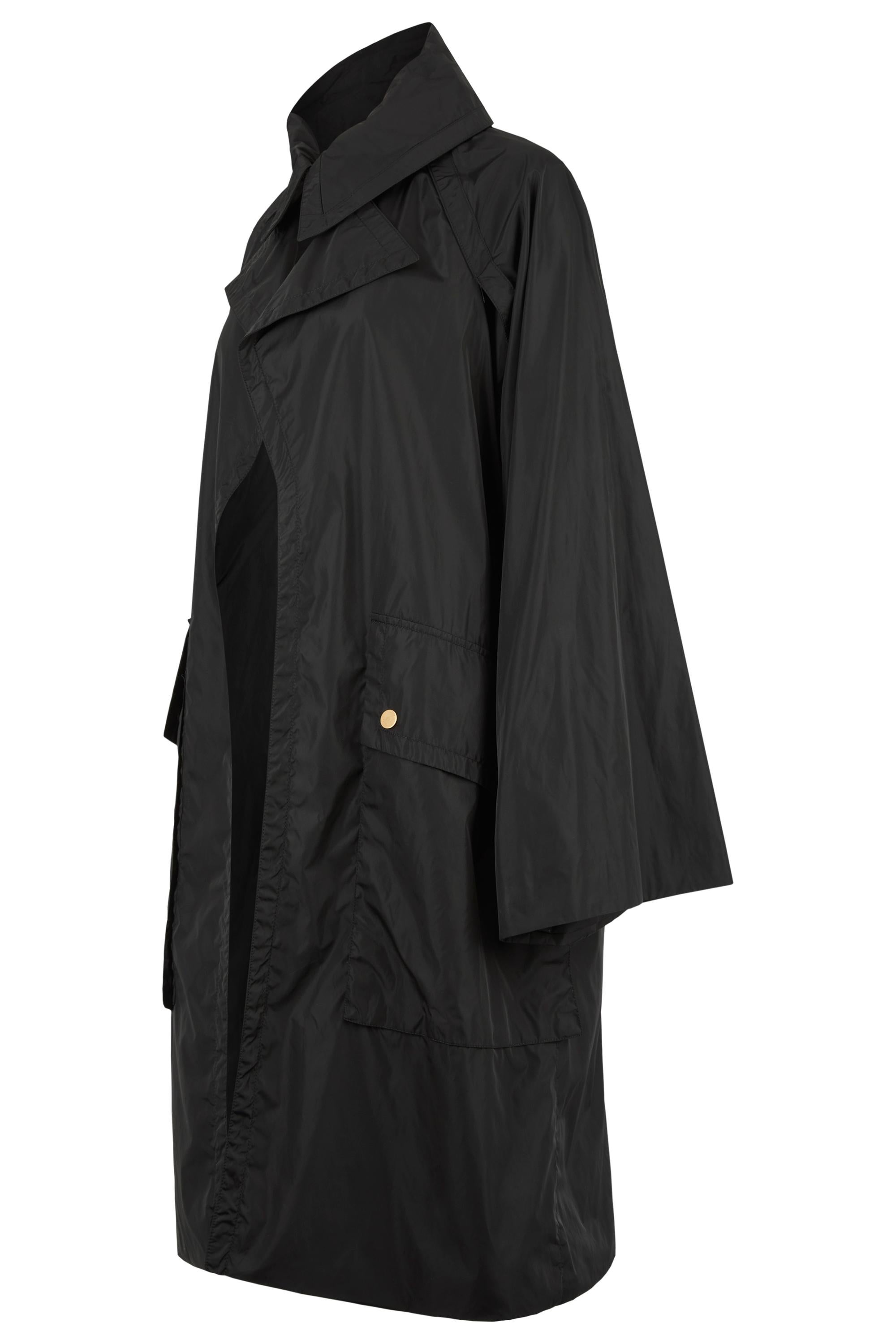 Vintage Gucci Tom Ford F/W 2003 Chaqueta larga de nailon negro  Presenta un suave tejido ligero de nailon negro, cierres a lo largo de los puños de la chaqueta, así como para los dos bolsillos delanteros. Hay dos aberturas a lo largo de las axilas,