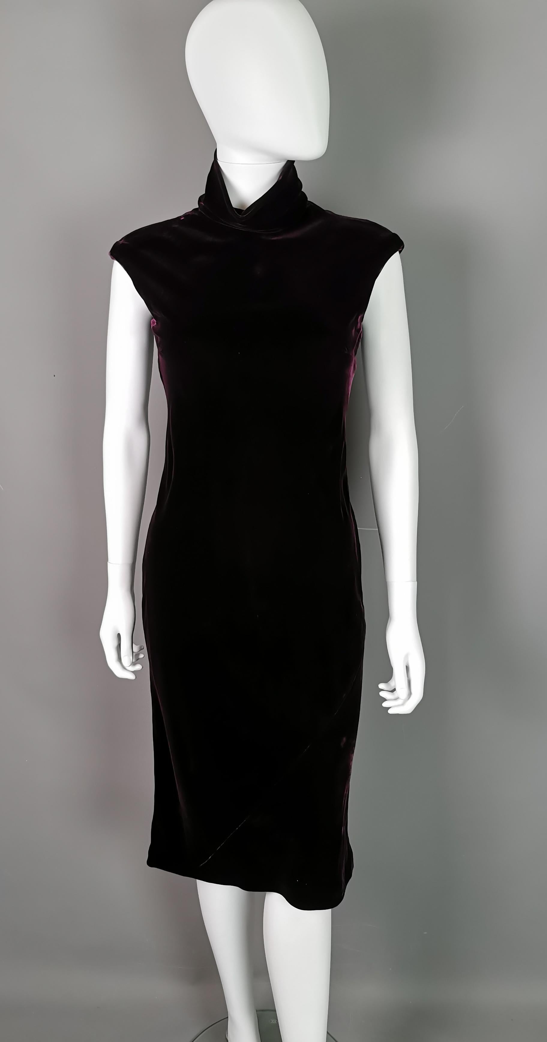 A stunning vintage Tom Ford for Gucci rich burgandy velvet dress

Now this is a dress you need in your vintage wardrobe!

It exudes luxe 90s grunge vibes and can be dressed up or down, made from a soft short pile velvet in a rich, very dark bordeaux
