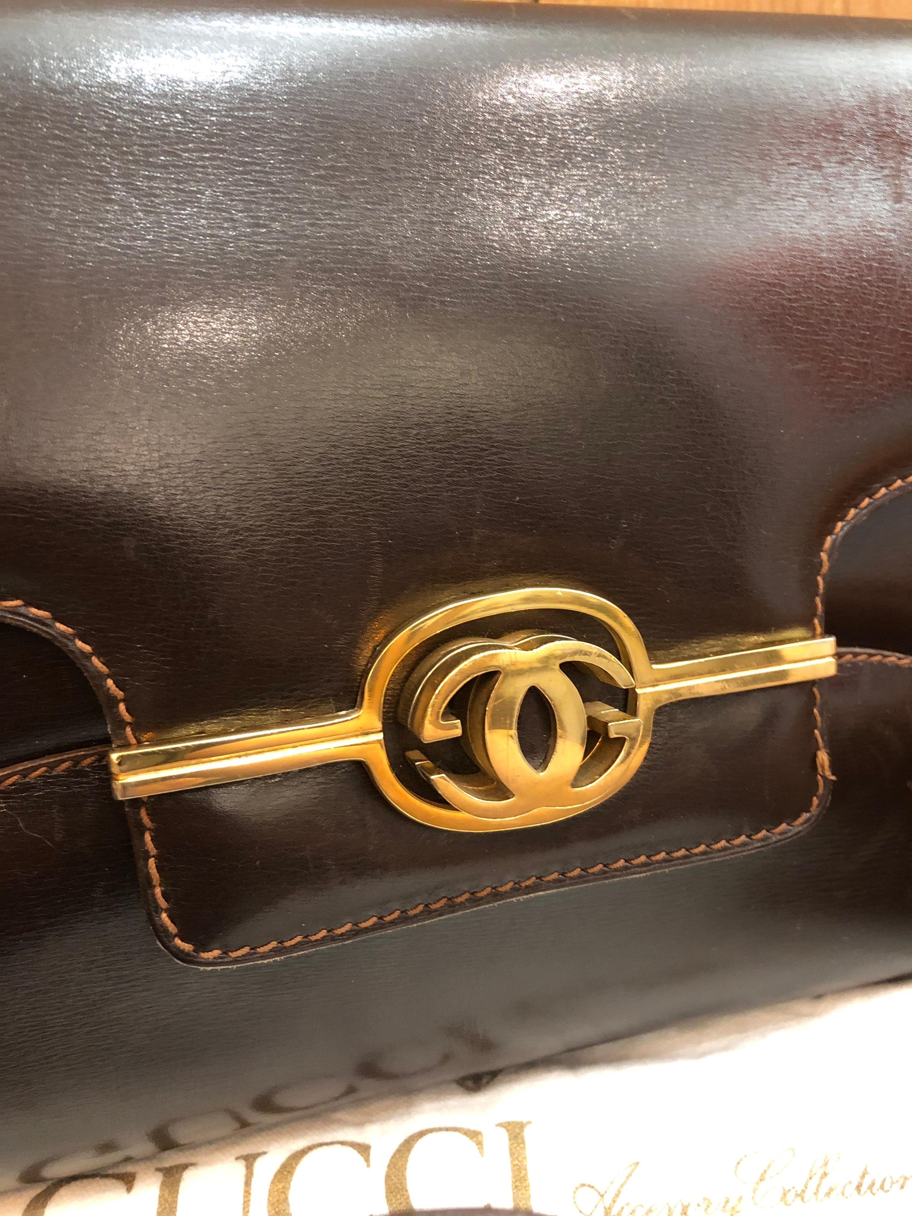 1970s Vintage GUCCI Calfskin Leather Two-Way Clutch Shoulder Bag Turnlock Brown In Good Condition For Sale In Bangkok, TH