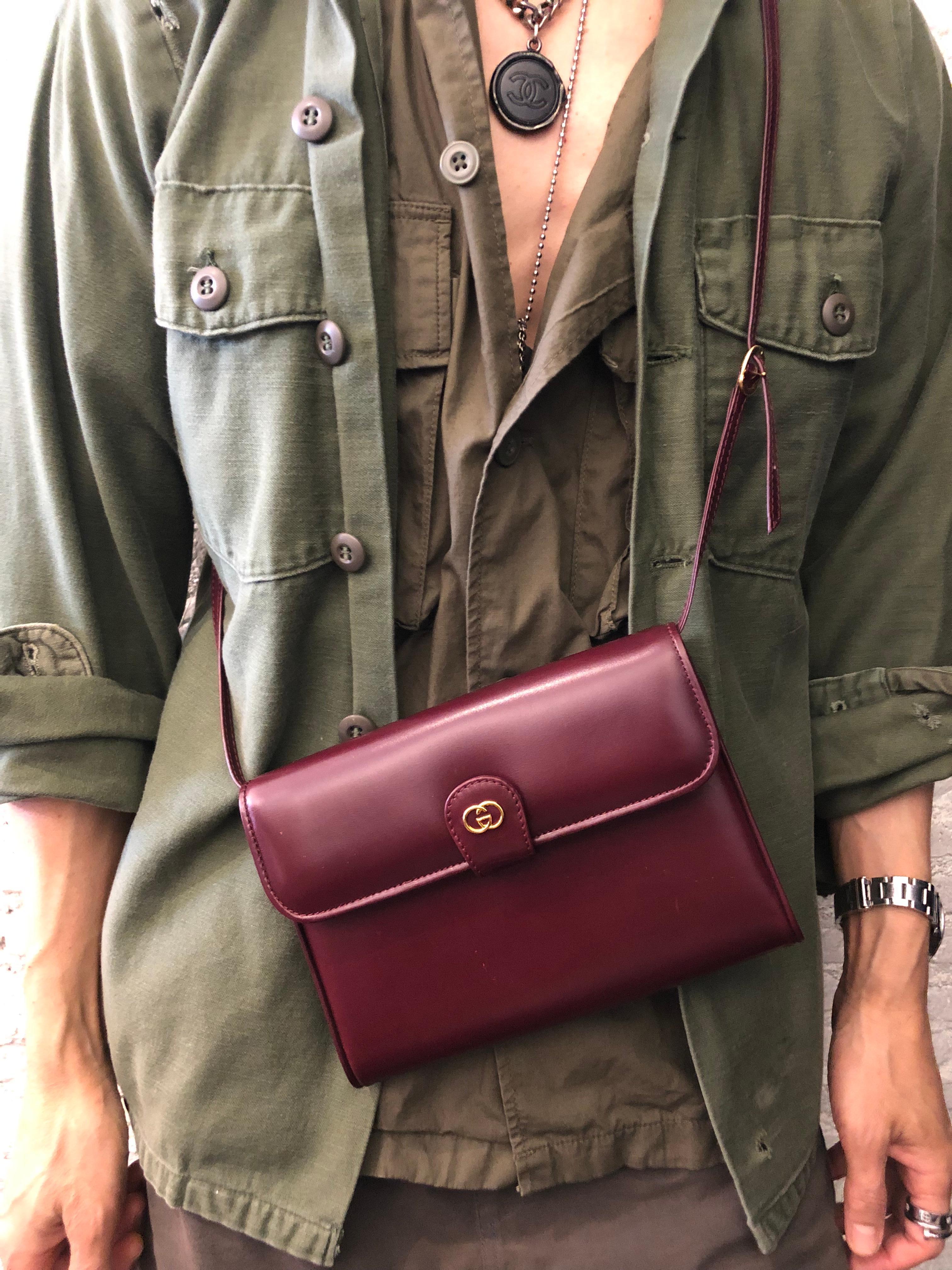 1980s Vintage GUCCI Leather Two-Way Clutch Crossbody Bag Burgundy  In Good Condition In Bangkok, TH