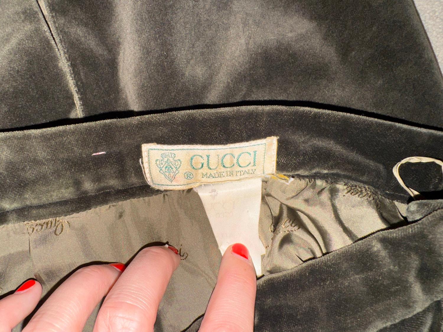 Une jupe vintage simple et chic de Gucci. 
De couleur vert olive et en velours super doux. La jupe est entièrement doublée et le logo Gucci est incorporé dans la doublure. Il est doté d'une ouverture latérale zippée. 
Mesures : Taille 27'' -