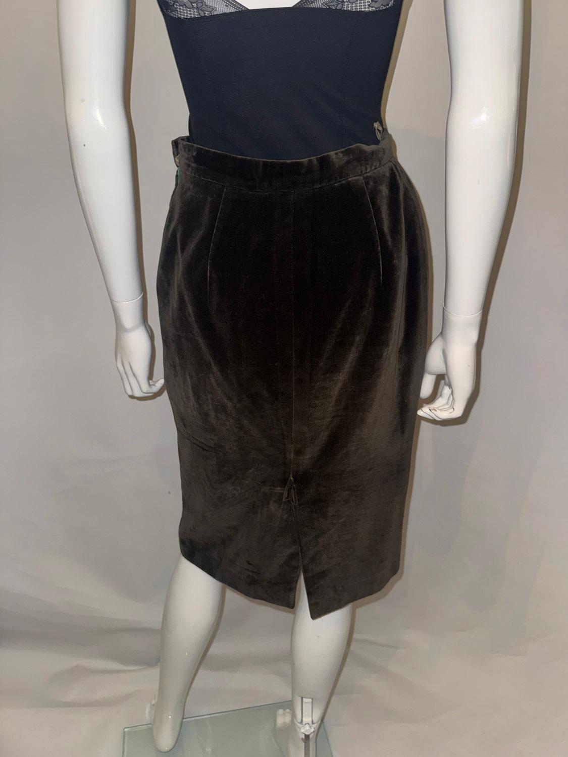 Vintage Gucci  Jupe en velours en vente 2