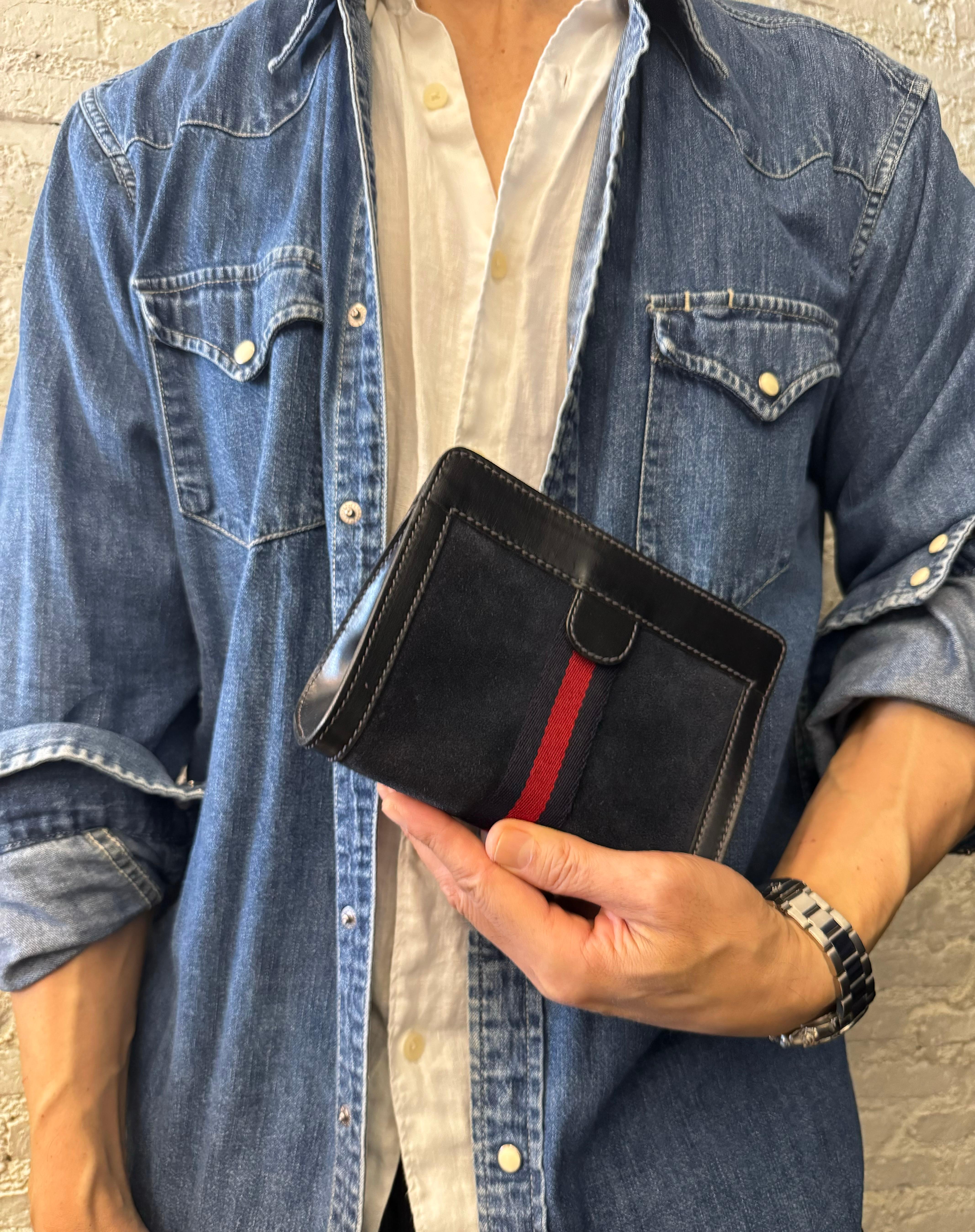 Ce vanity pouch vintage de Gucci est confectionné en cuir de veau lisse et nubuck de couleur marine décoré d'une bande rouge/marine. La fermeture velcro sur le dessus ouvre sur un intérieur en GG laminé. Fabriquées en Italie. Mesure