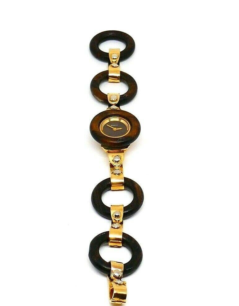 Classic Gucci equestrian design embodied in a lightweight wooden and 18k yellow gold bracelet. This Switch watch is a great French jewelry accessory that you will enjoy wearing for any occasion.
Stamped with the Gucci makers mark, French marks, a