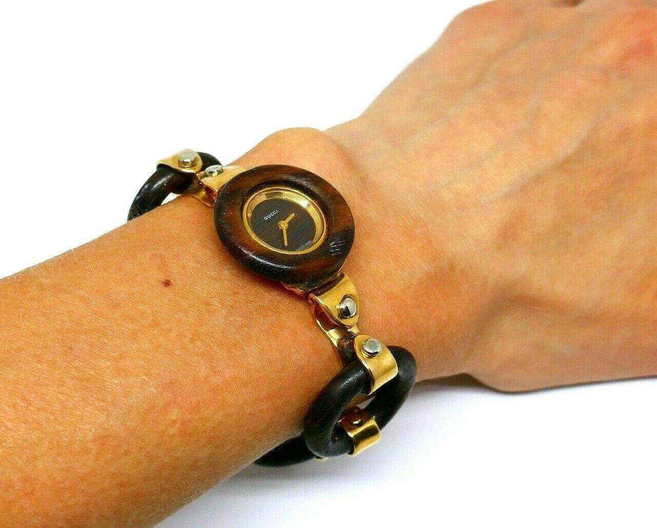 Vintage Gucci Yellow Gold Wood Circle Link Bracelet Watch In Good Condition For Sale In Beverly Hills, CA