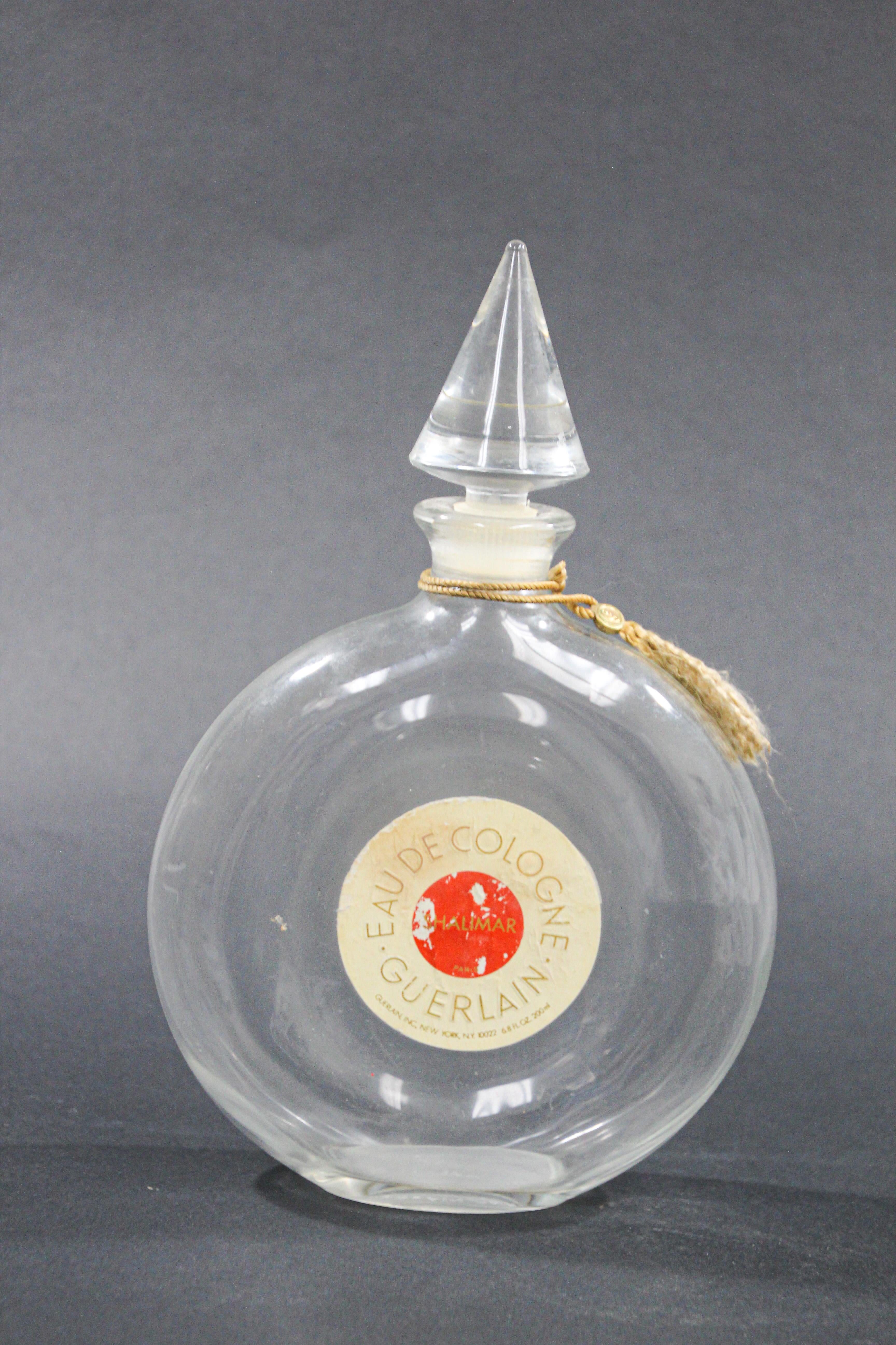 Grand flacon vintage de collection d'eau de cologne Guerlain Shalimar.
Flacon vide en verre de collection du célèbre parfum Shalimar.
Le parfum Shalimar a été créé en 1925 par la maison de parfumerie Guerlain, il est classé parmi les parfums